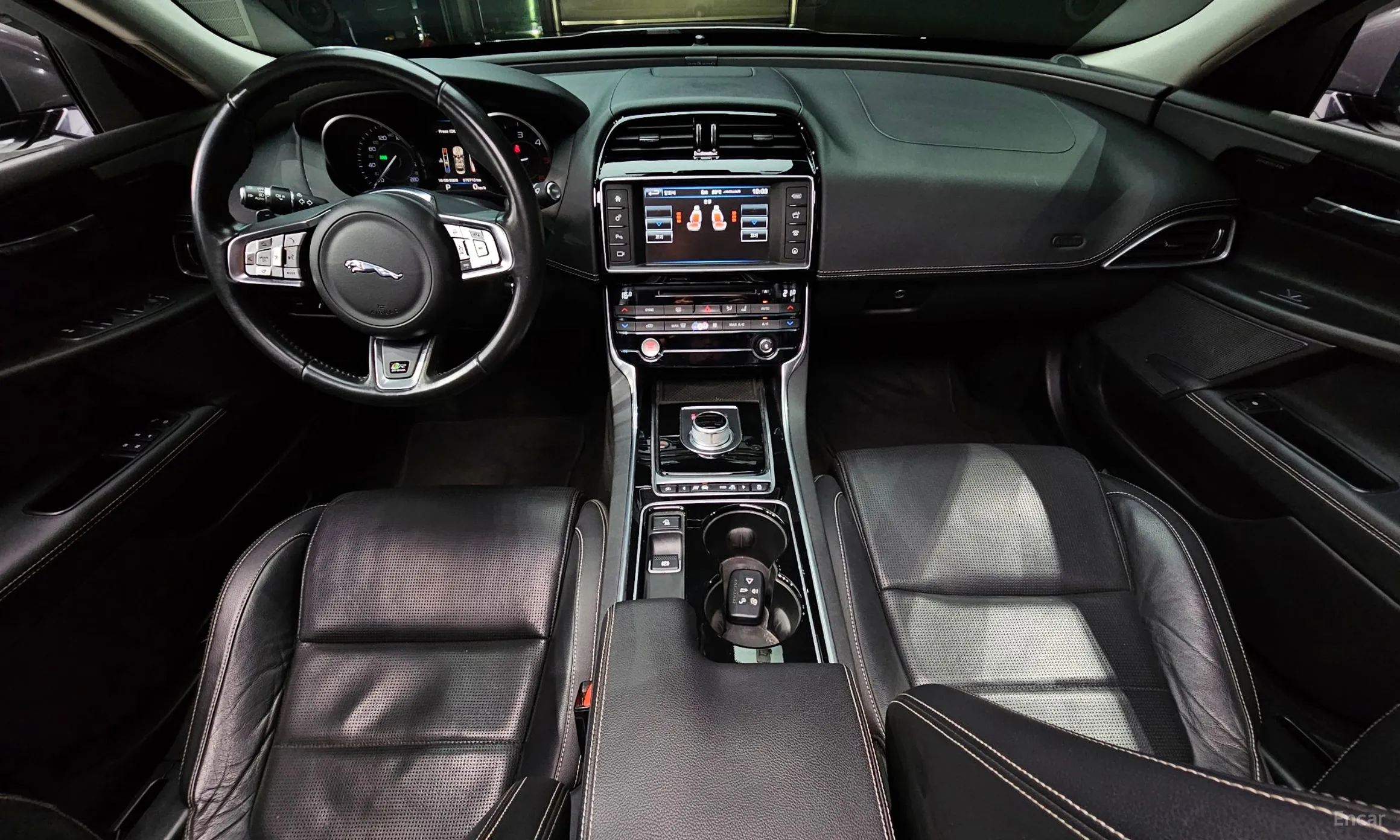 Jaguar XE превью 7