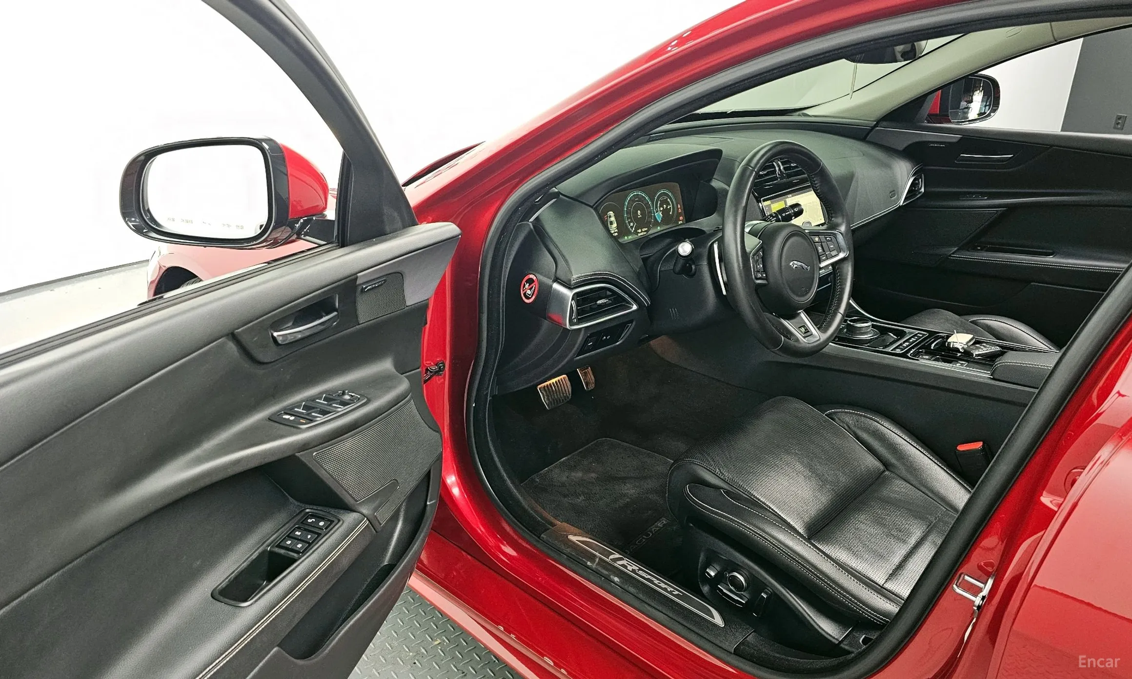 Jaguar XE превью 11