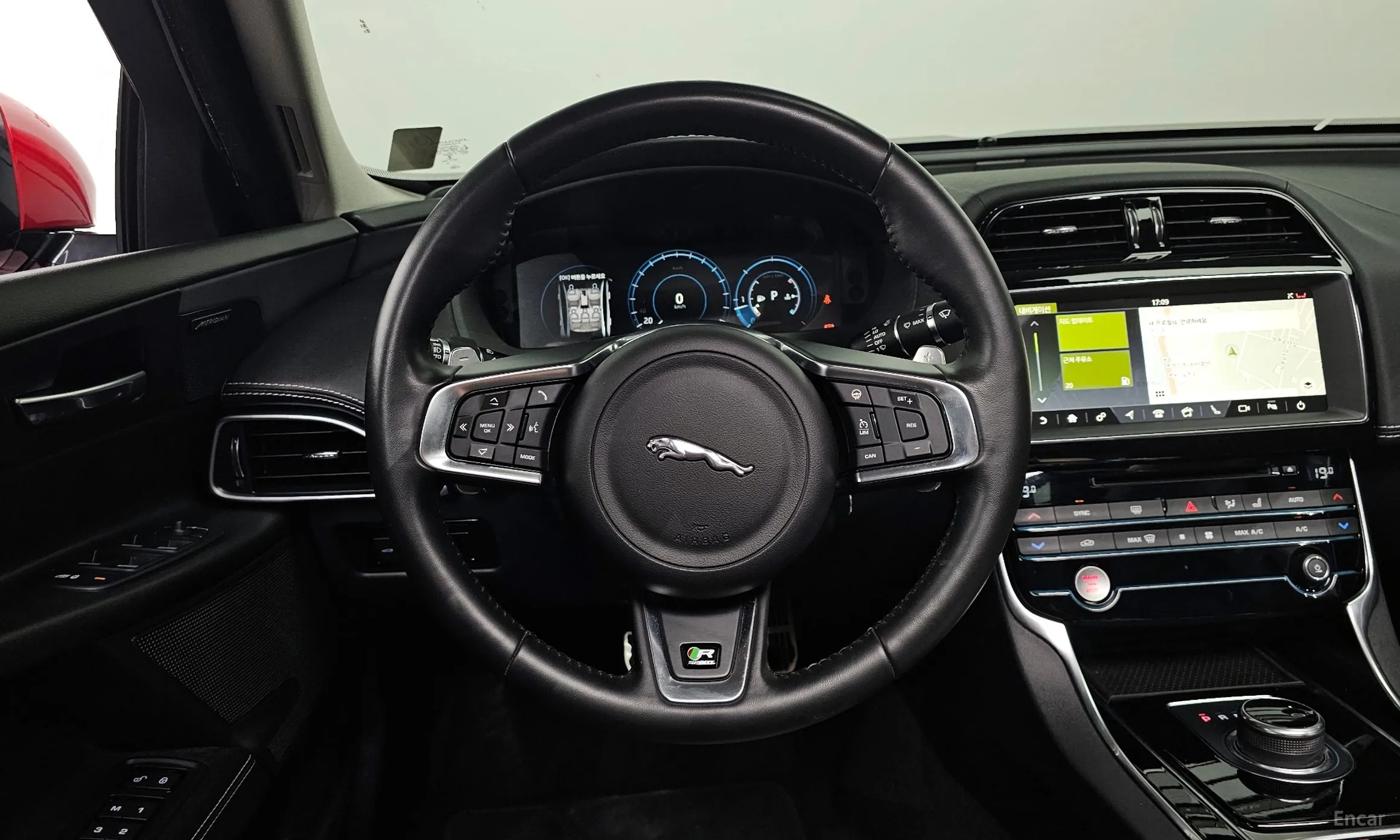 Jaguar XE превью 13