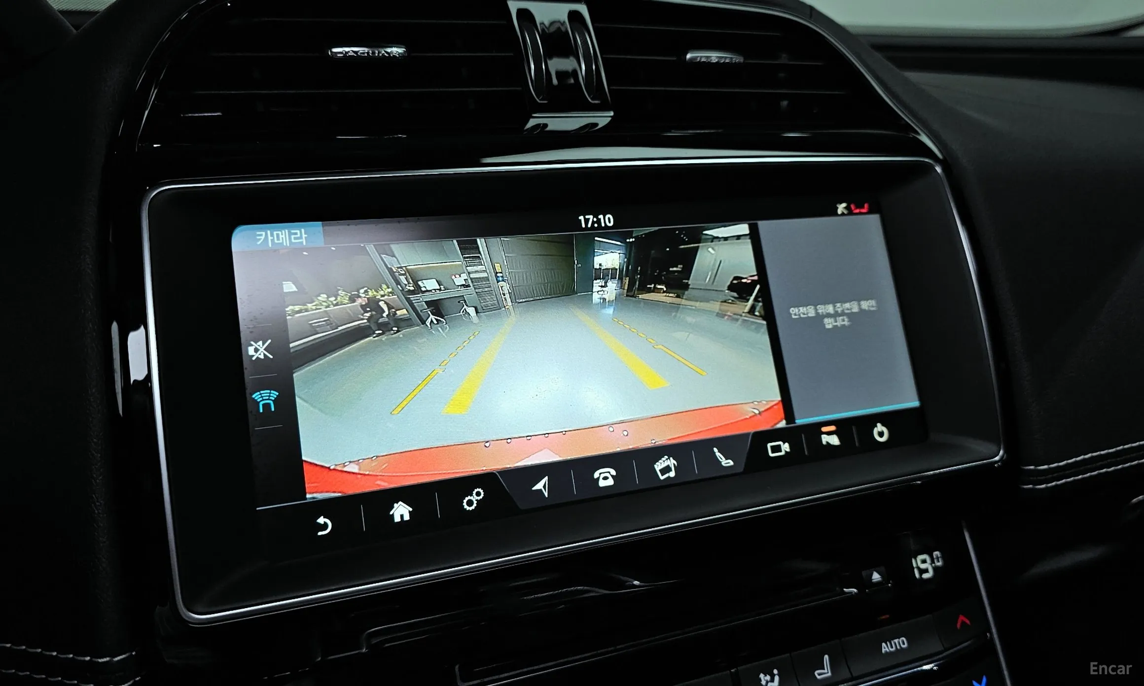 Jaguar XE превью 15