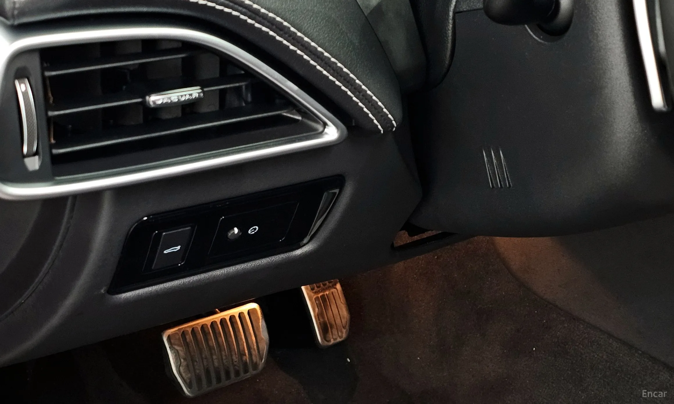 Jaguar XE превью 16