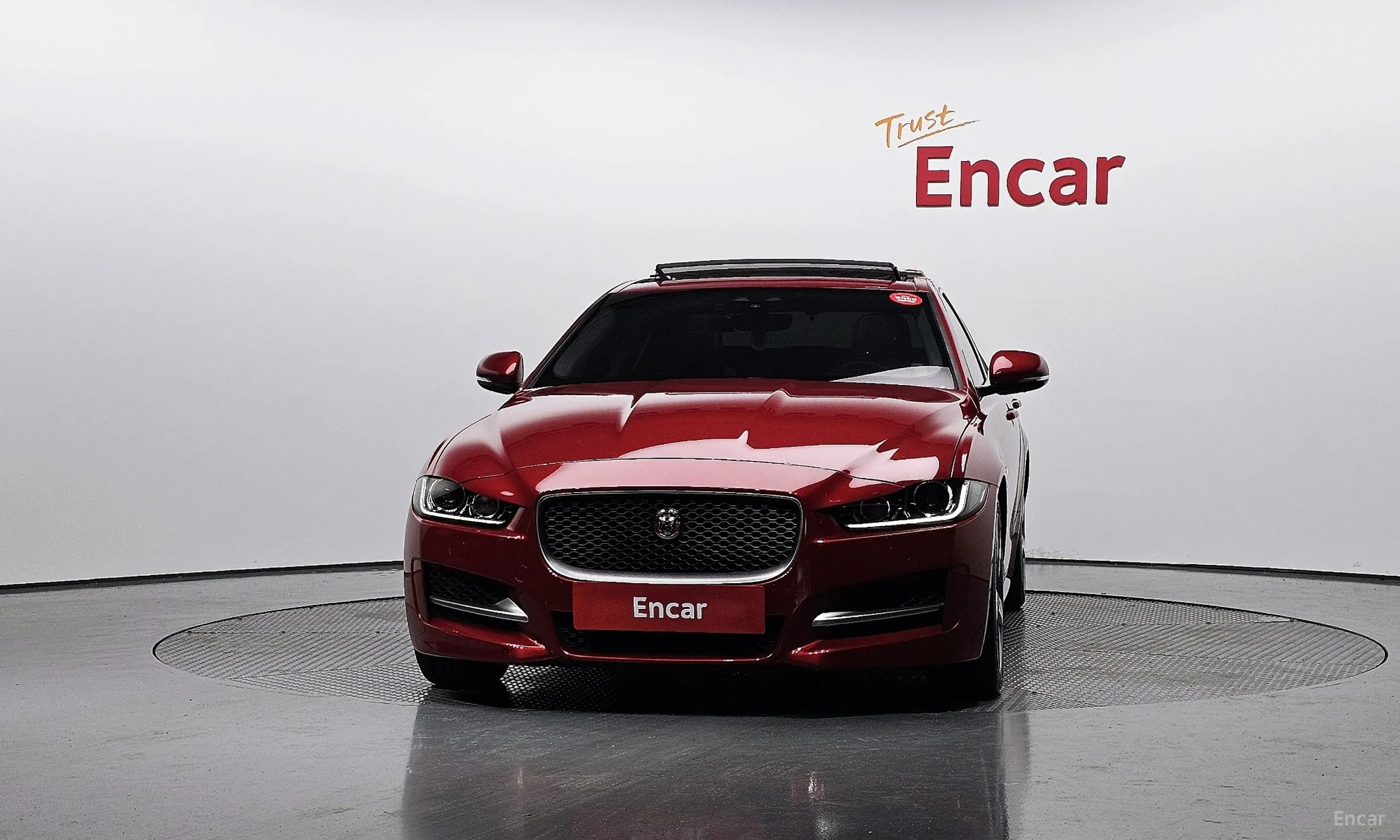 Jaguar XE превью 3