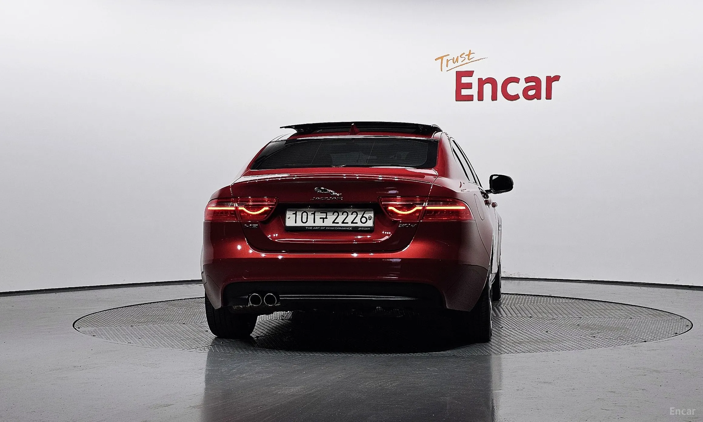 Jaguar XE превью 4
