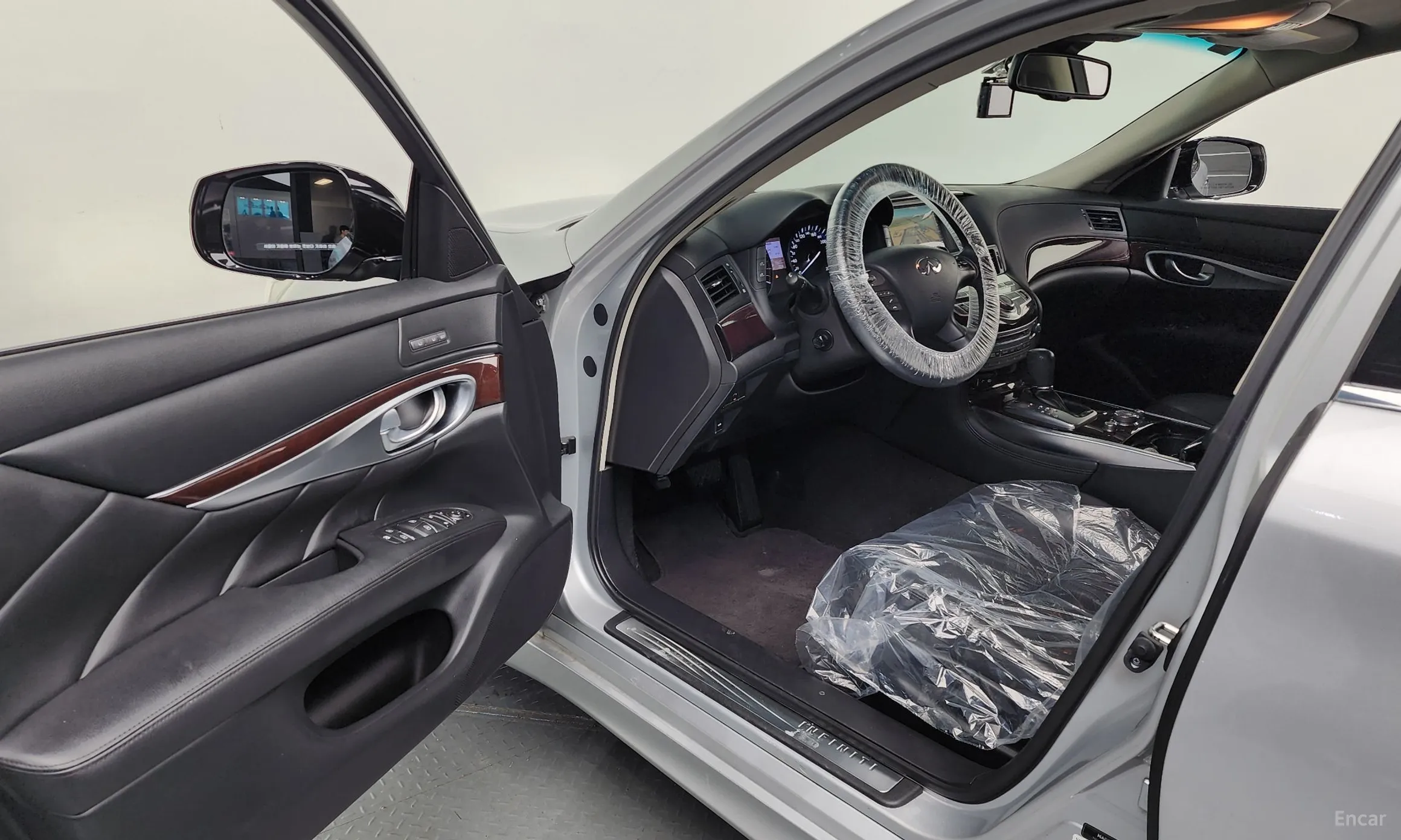 Infiniti Q70 превью 10