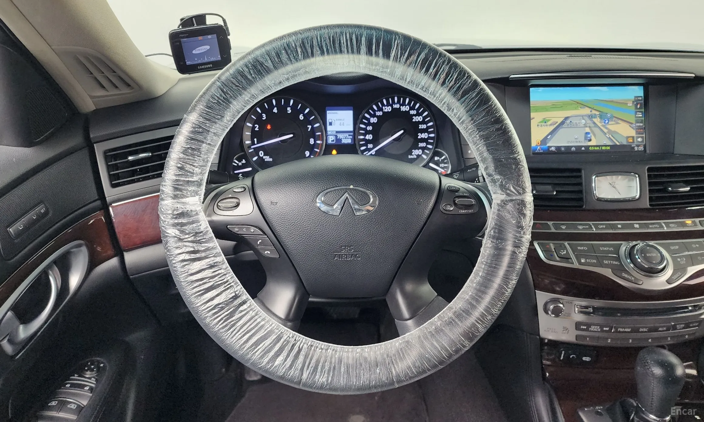 Infiniti Q70 превью 13