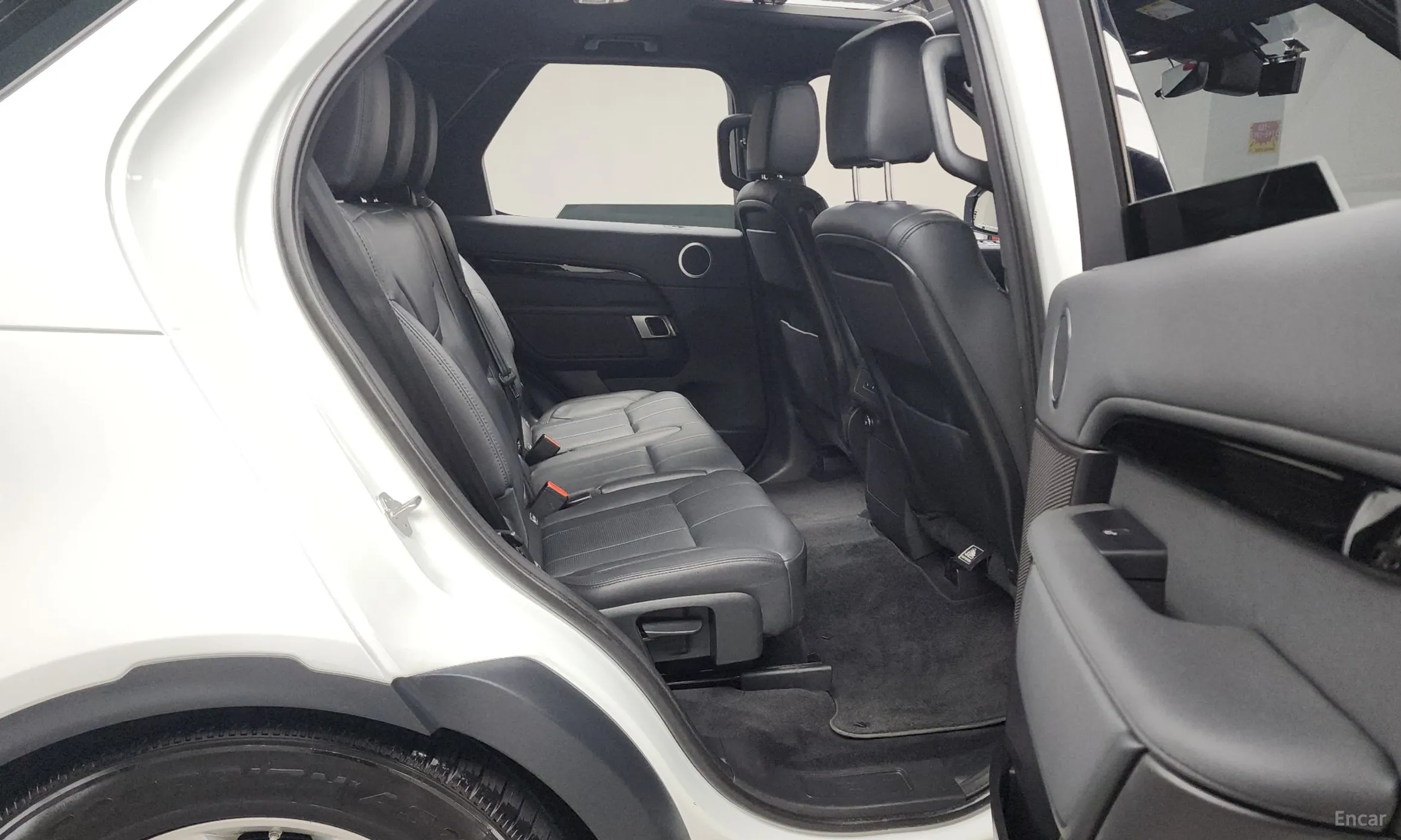 Land Rover Discovery 5 превью 12