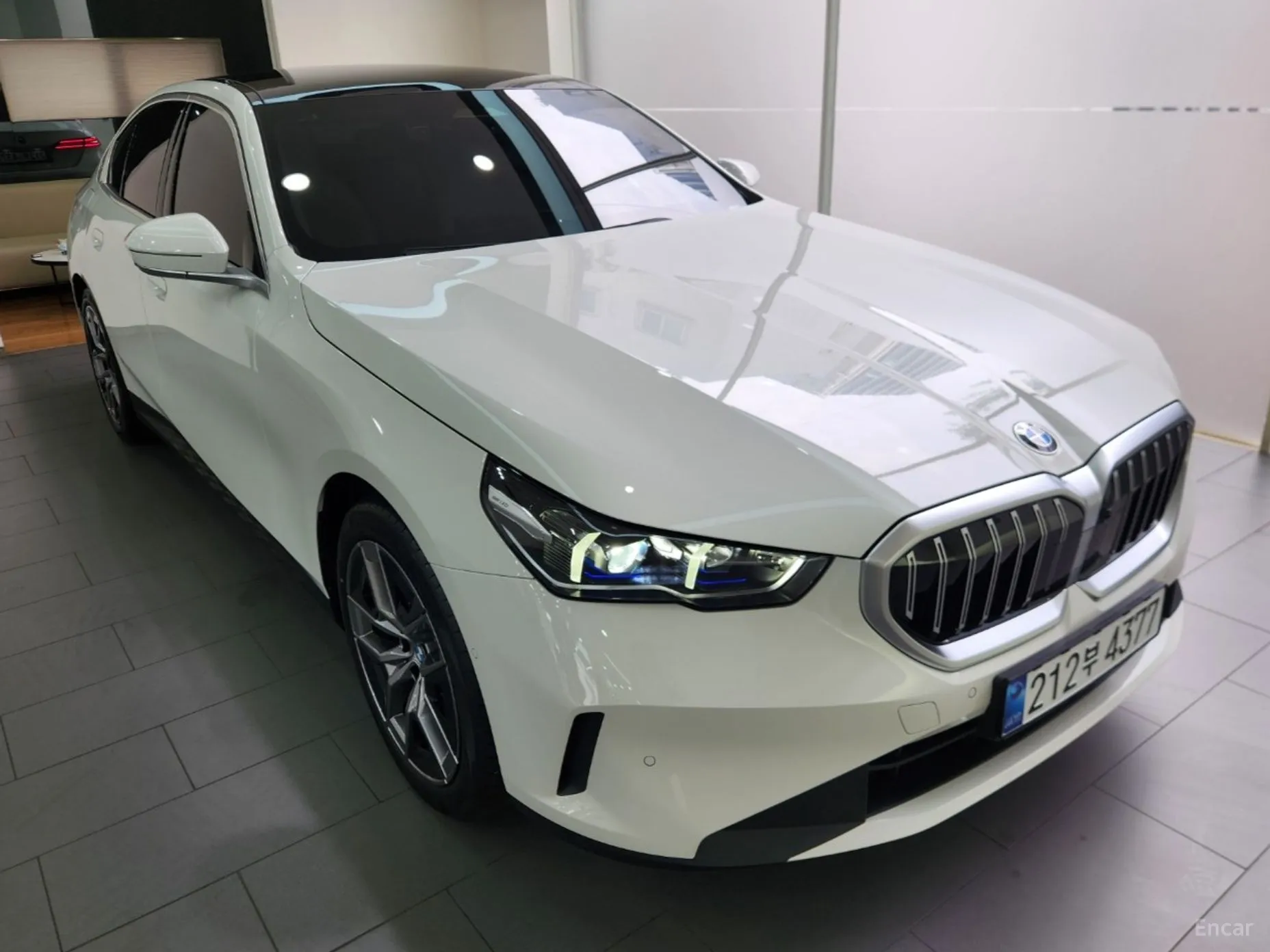 BMW 5 Series (G60) превью 2