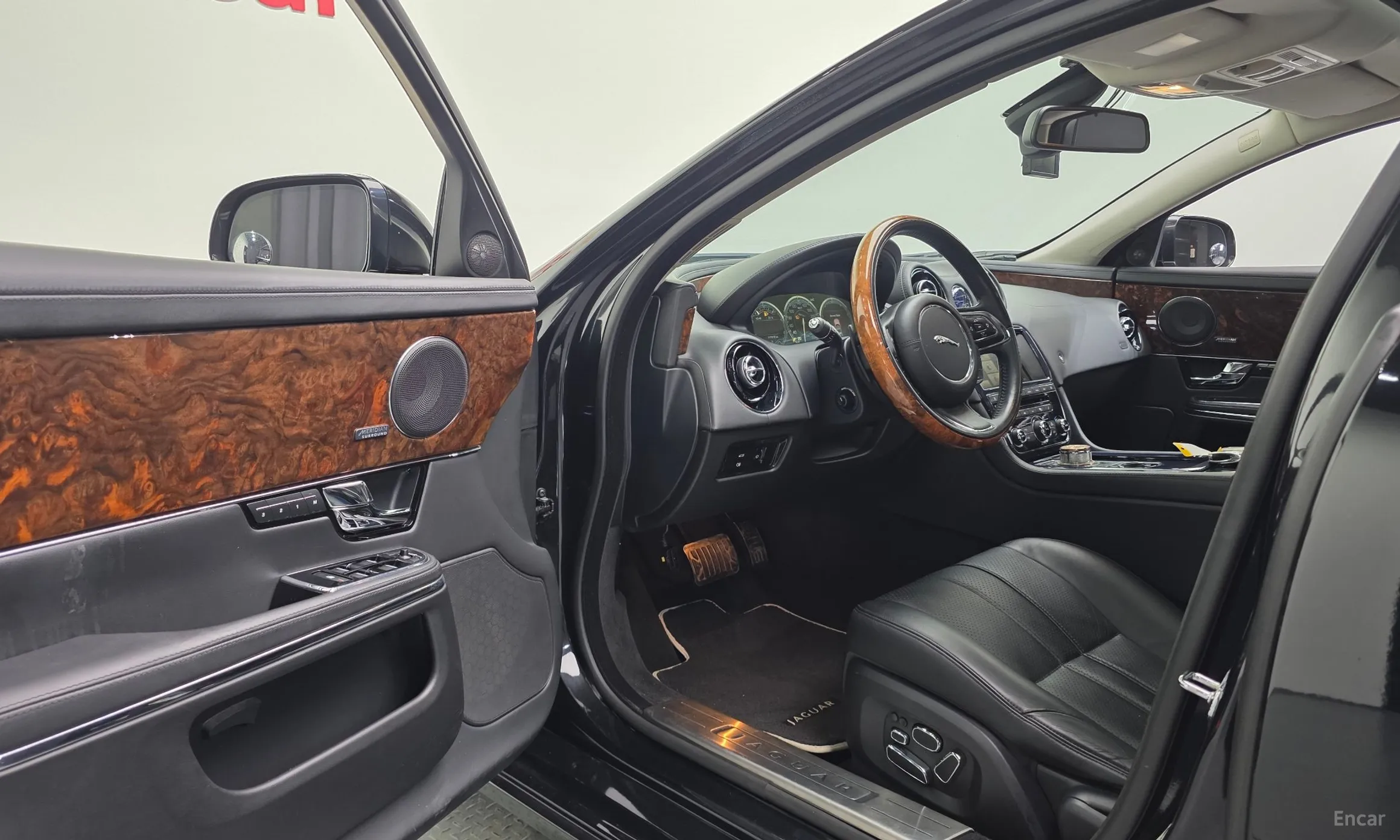 Jaguar All New XJ превью 12