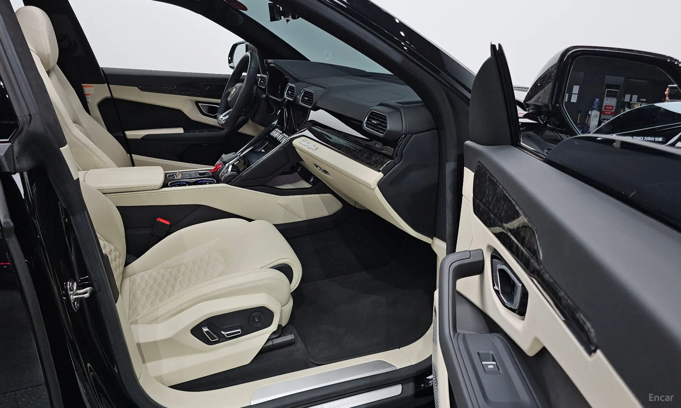 Lamborghini Urus превью 10