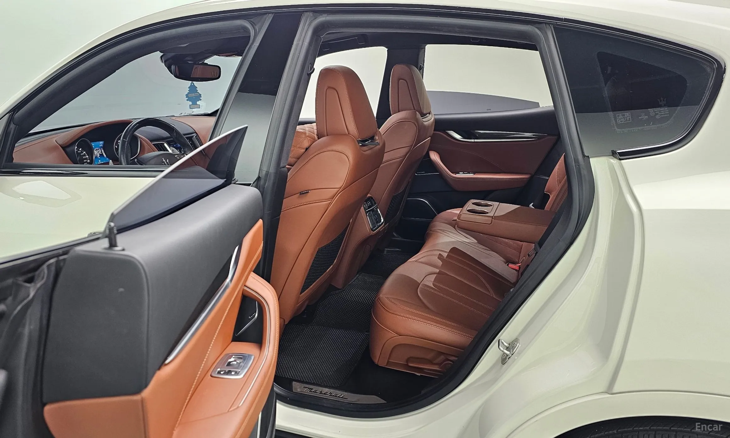 Maserati Levante превью 12
