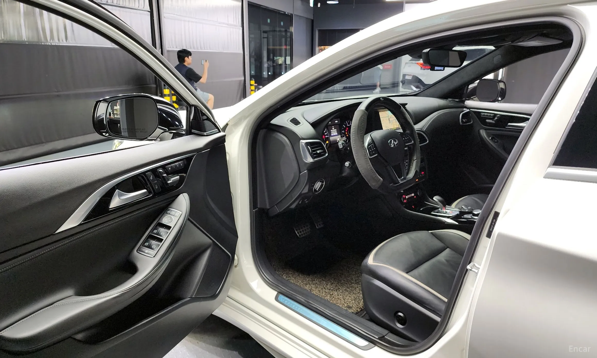 Infiniti Q30 превью 10