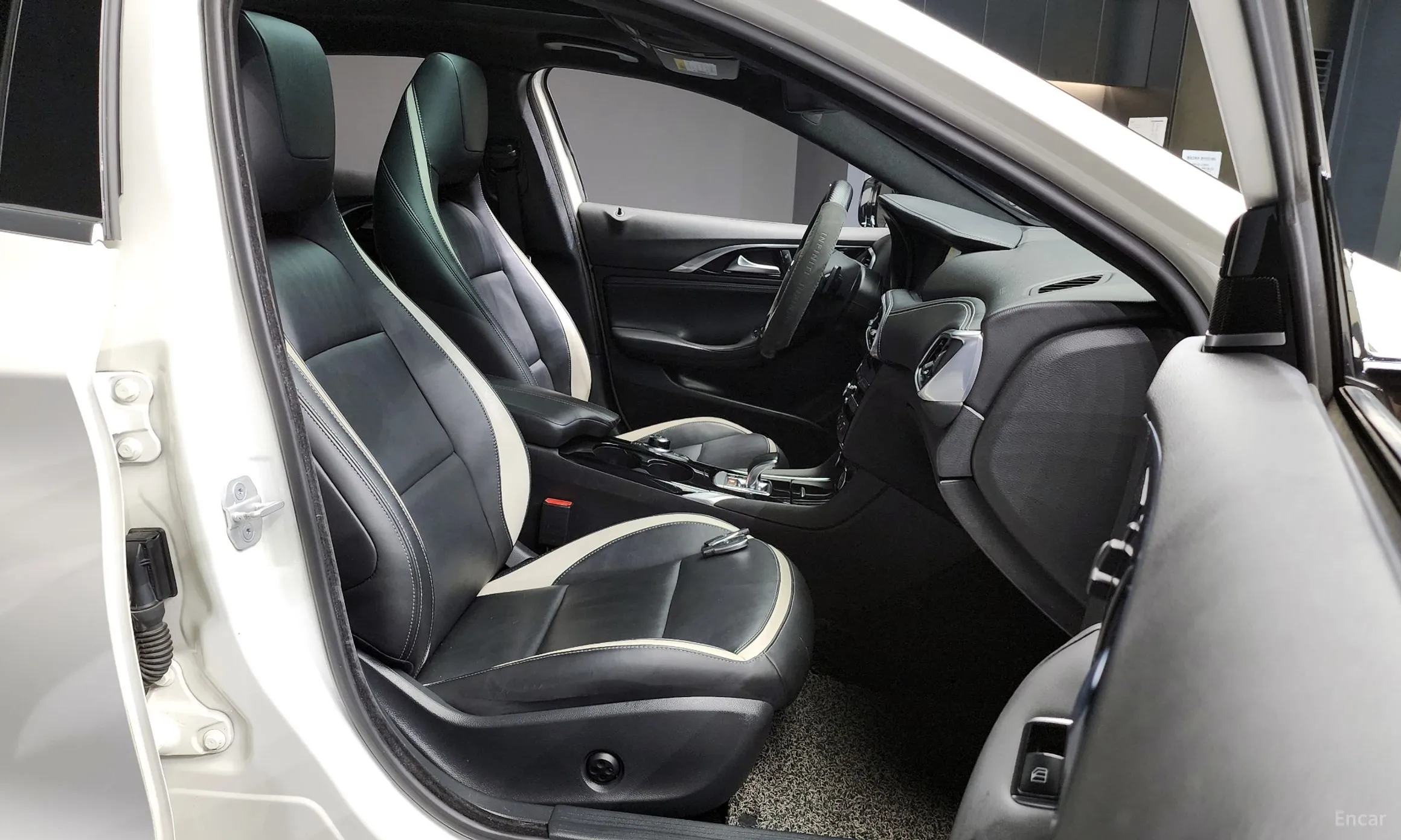 Infiniti Q30 превью 11