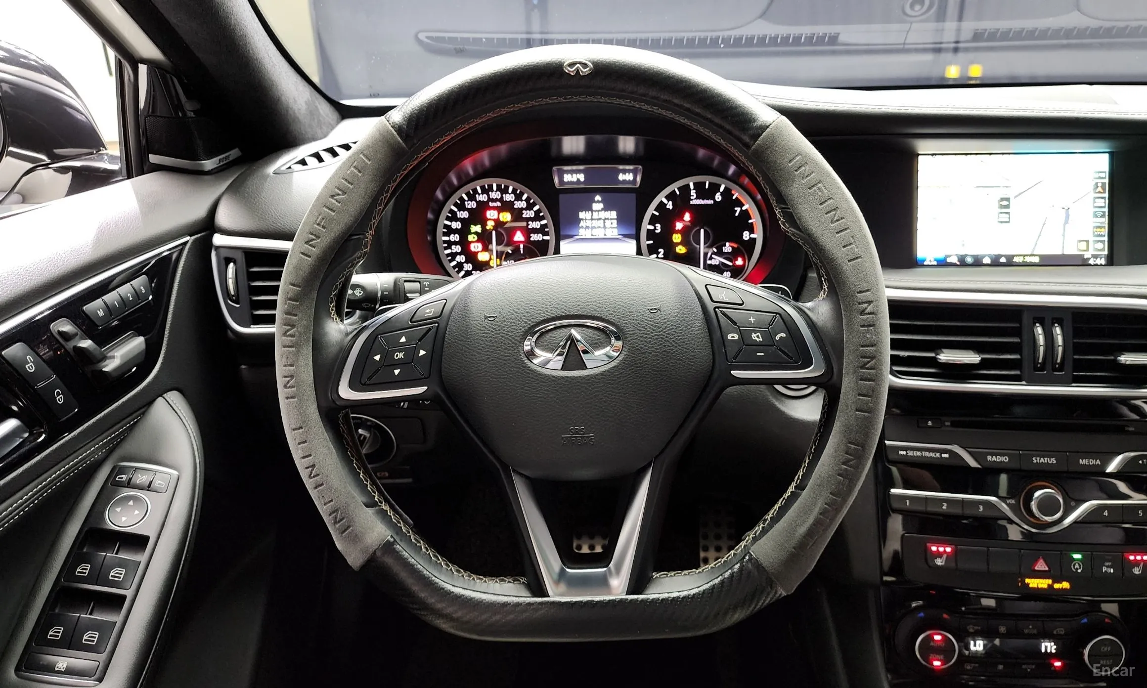 Infiniti Q30 превью 13