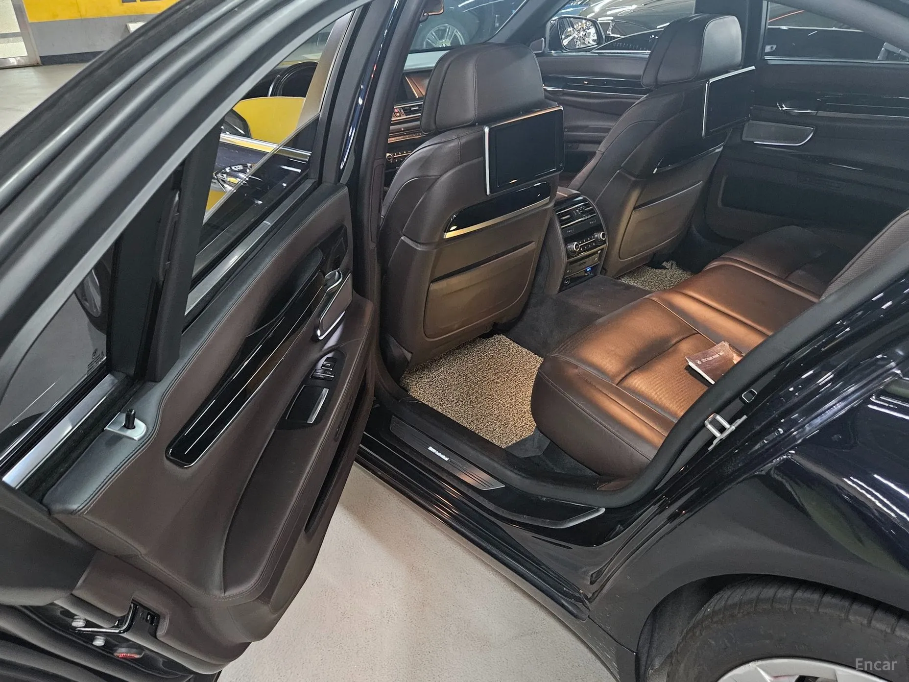 BMW 7 Series (F01) превью 18