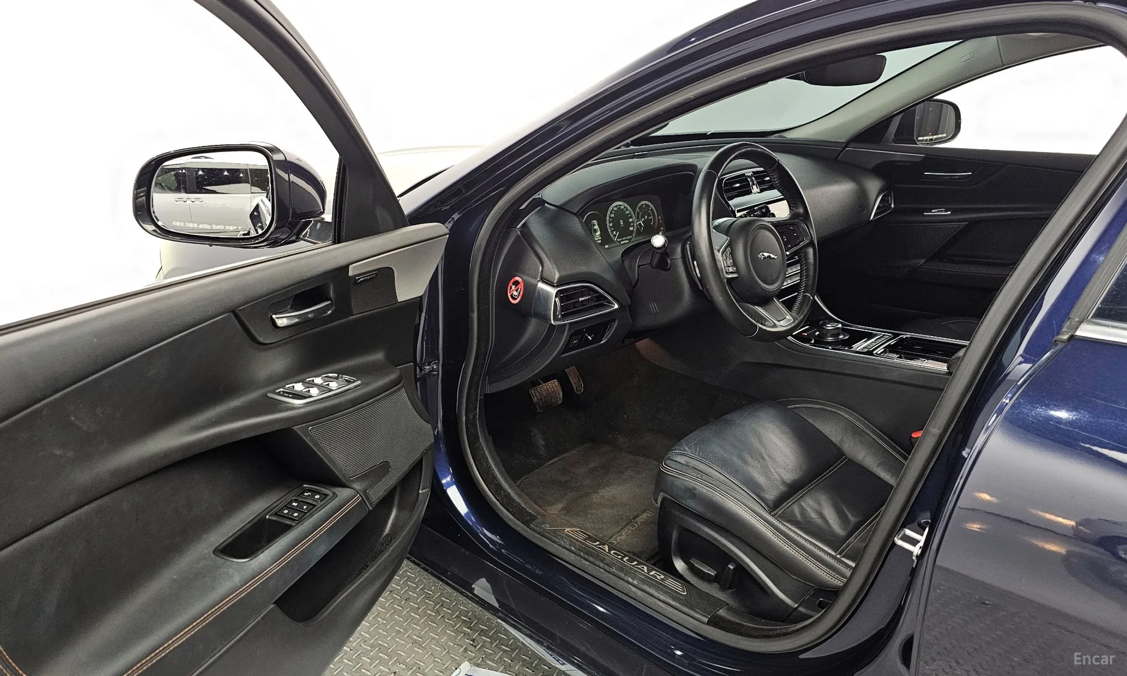 Jaguar XE превью 10