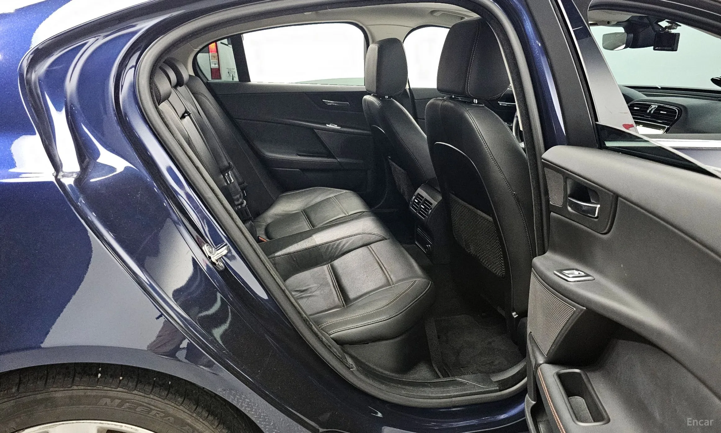 Jaguar XE превью 12