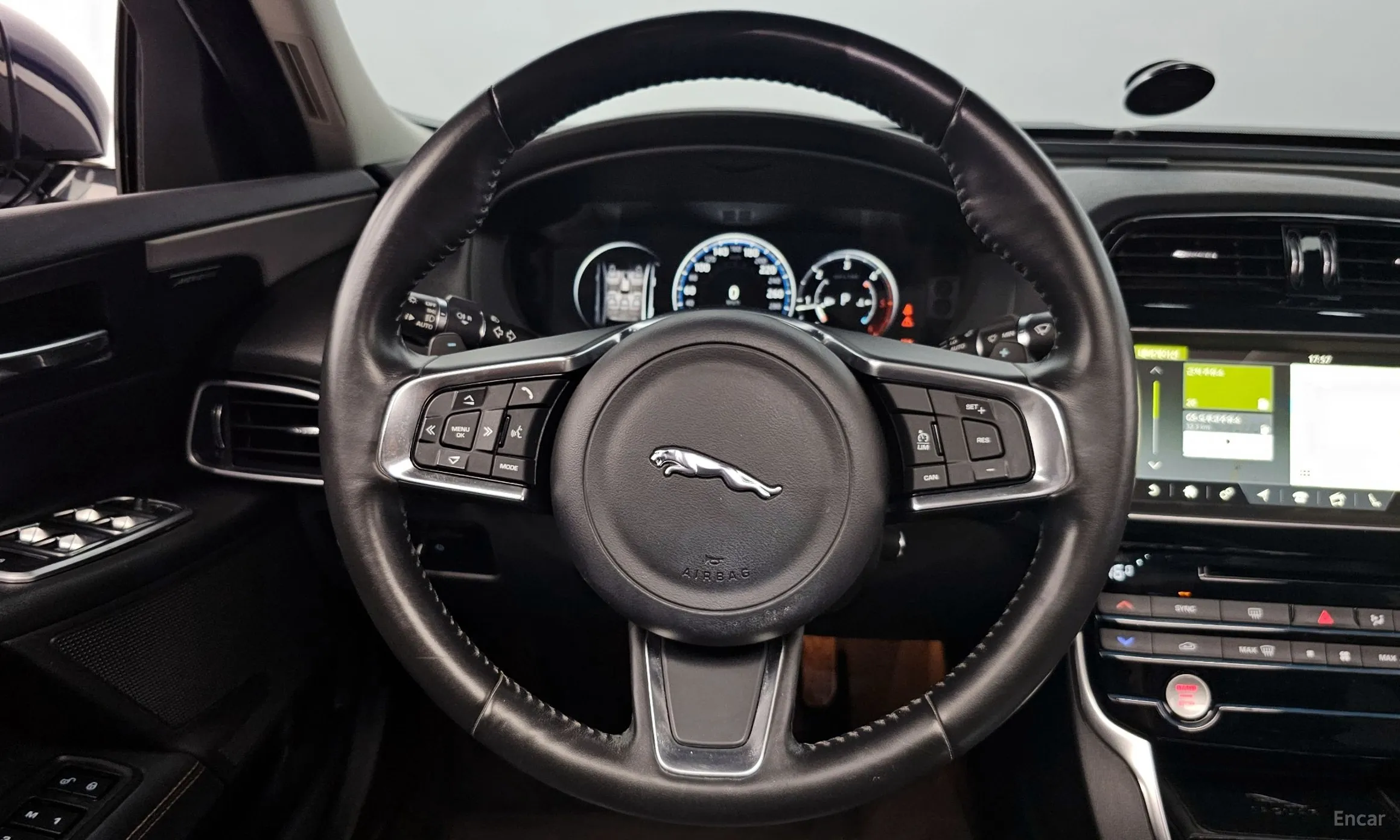 Jaguar XE превью 13