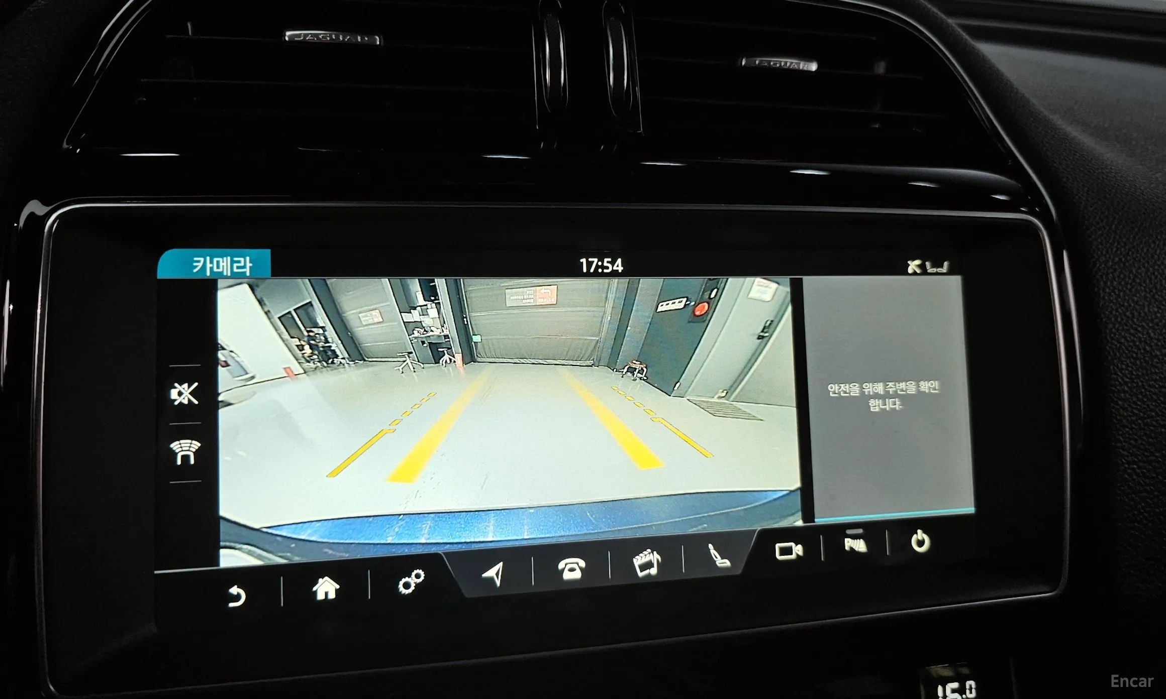 Jaguar XE превью 15