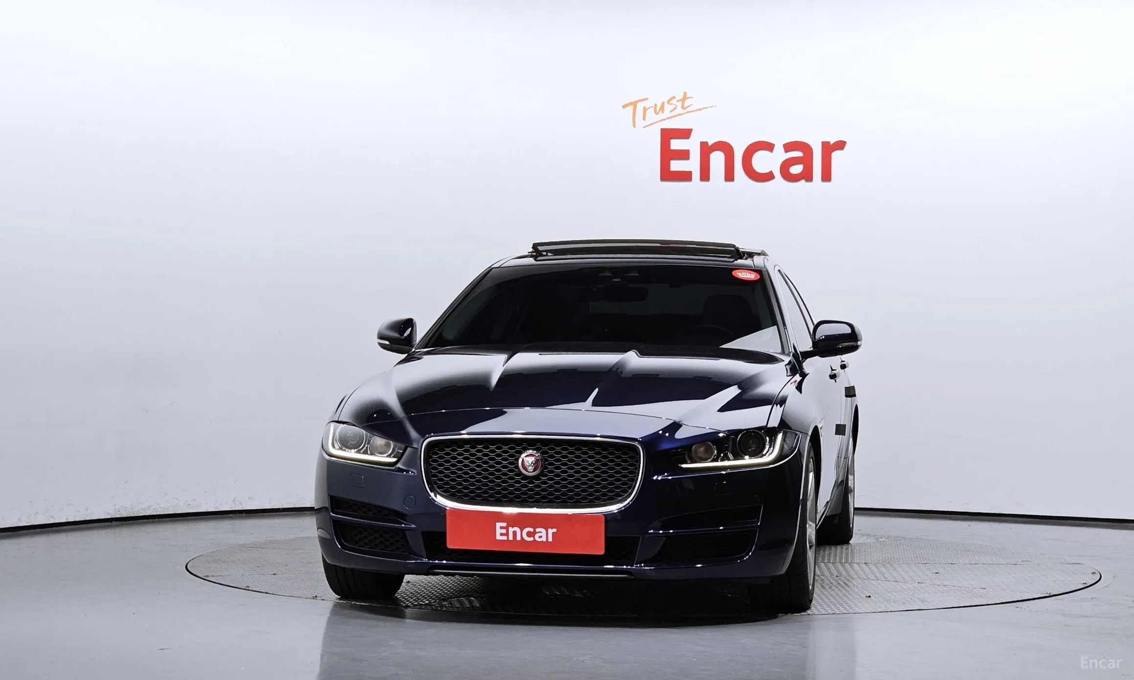 Jaguar XE превью 3