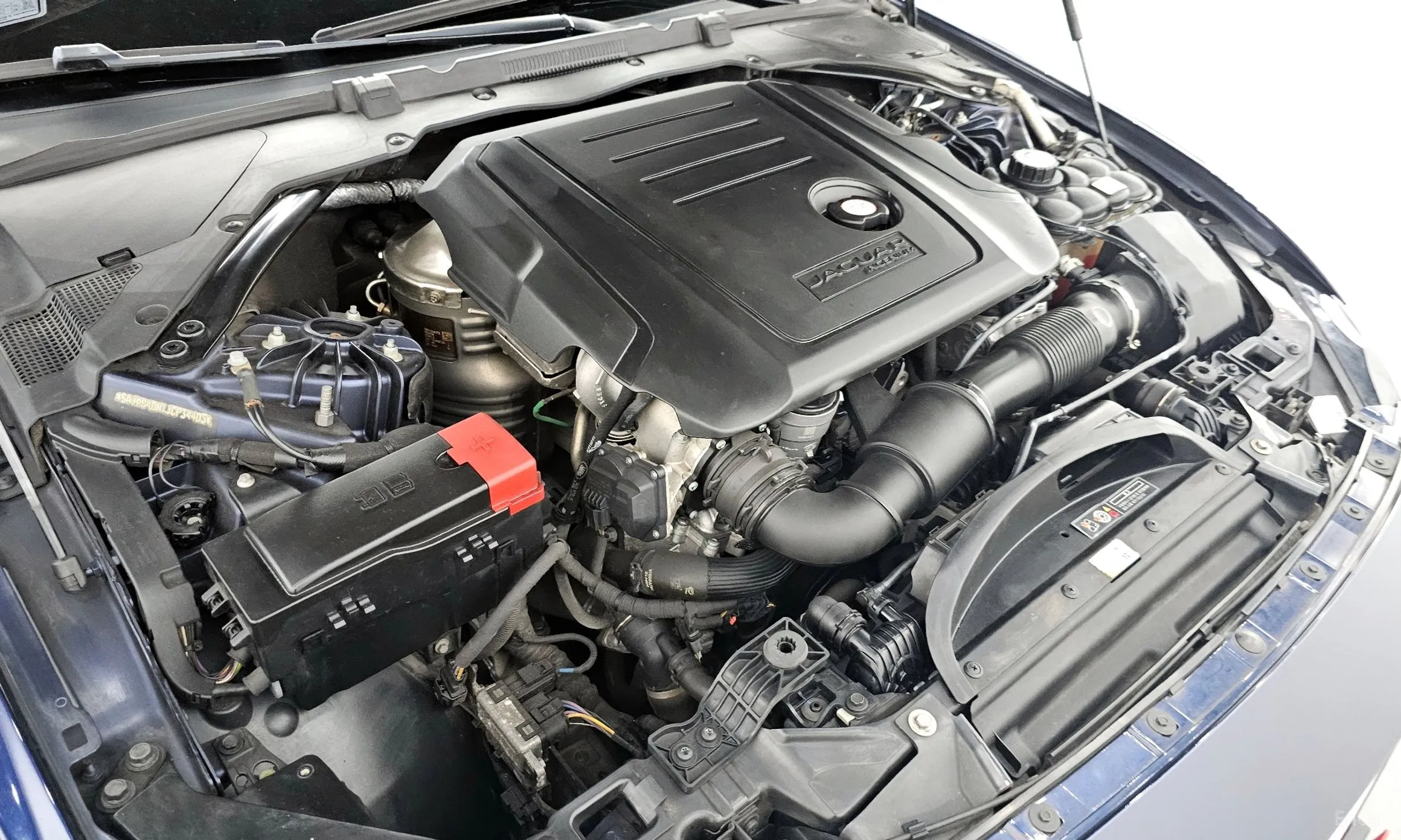 Jaguar XE превью 6