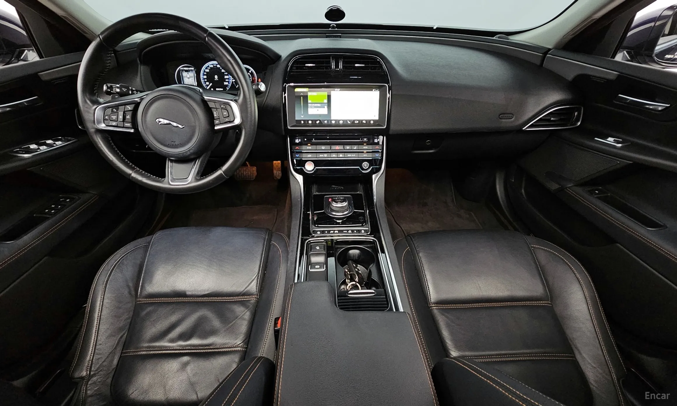 Jaguar XE превью 7