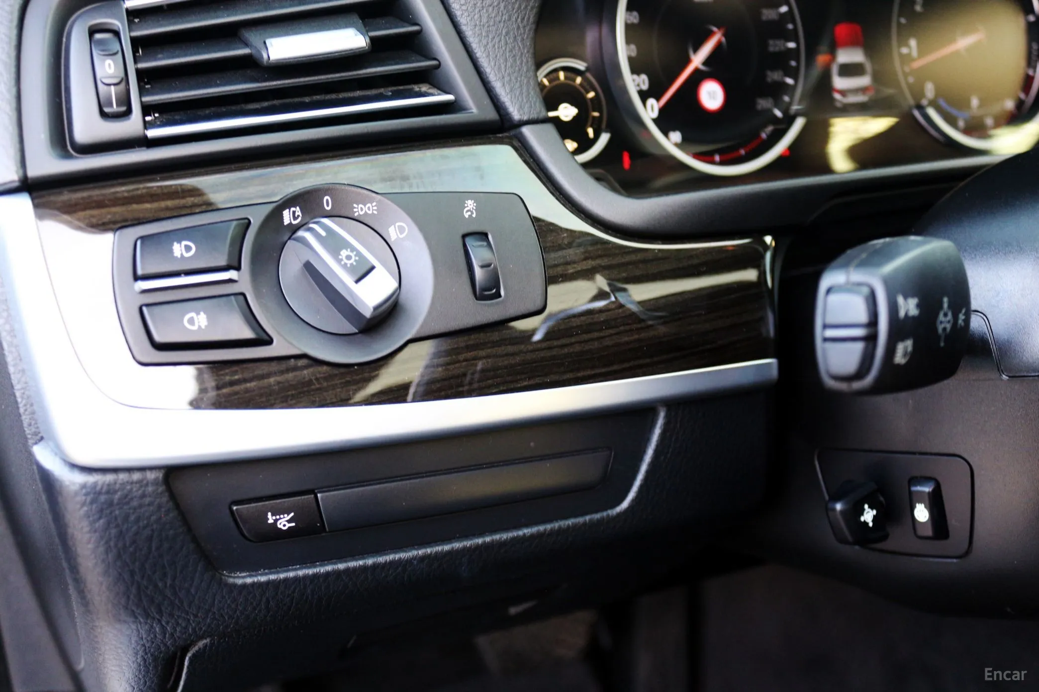 BMW 5 Series (F10) превью 13