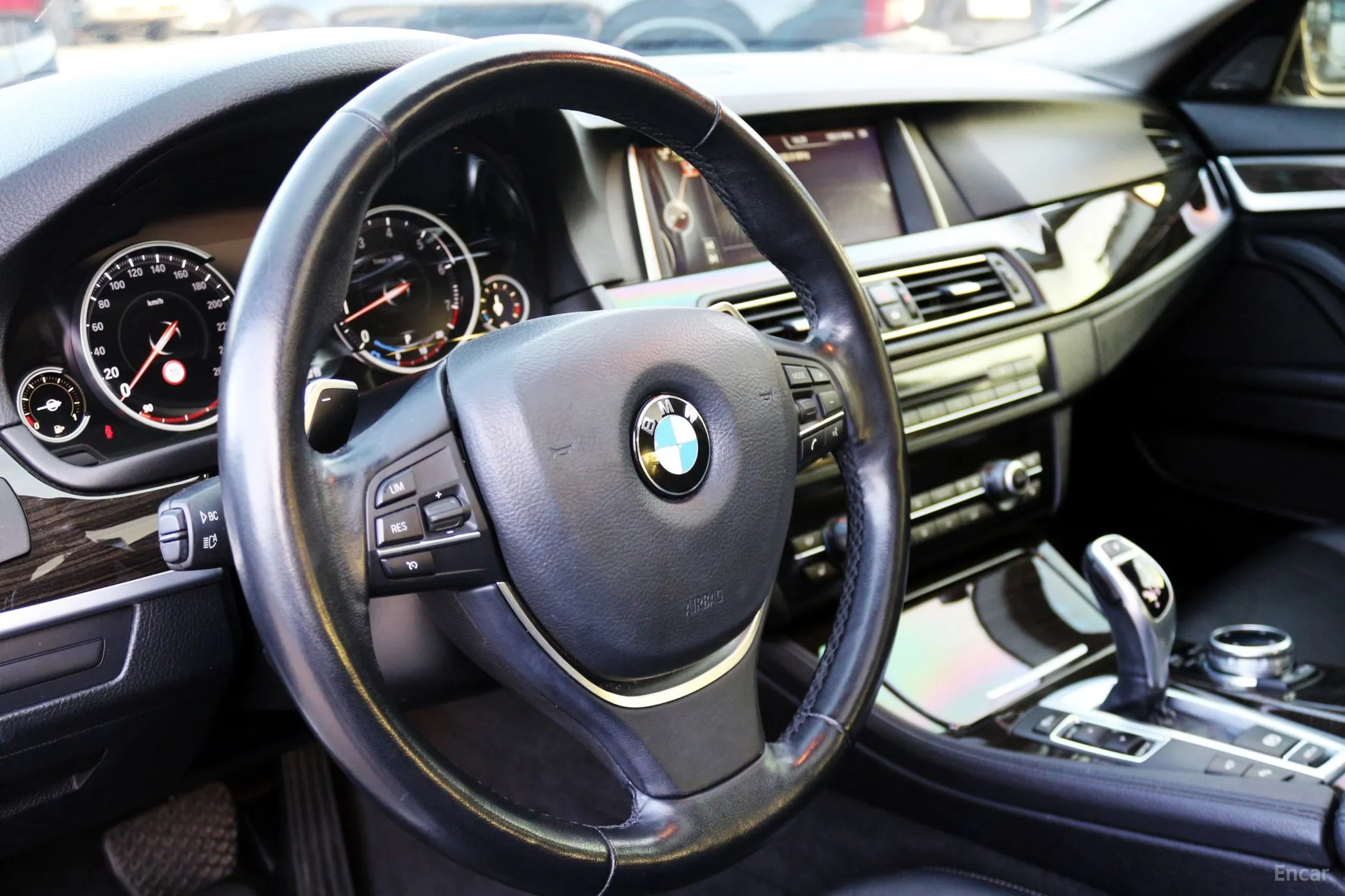BMW 5 Series (F10) превью 14