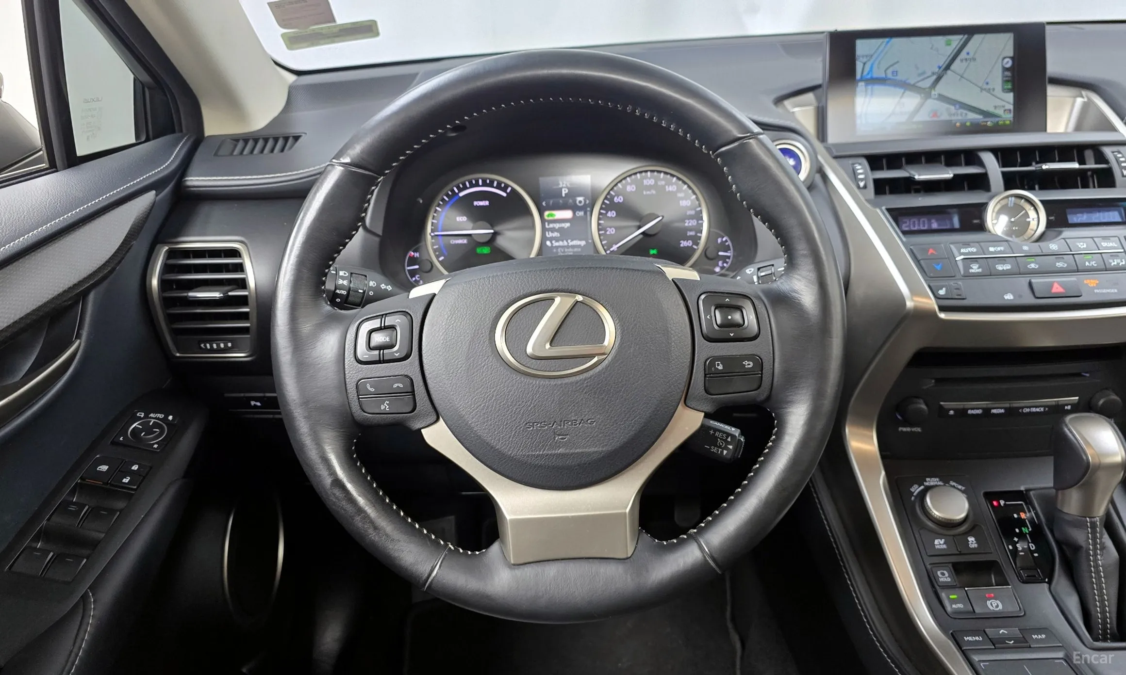 Lexus NX300h превью 13