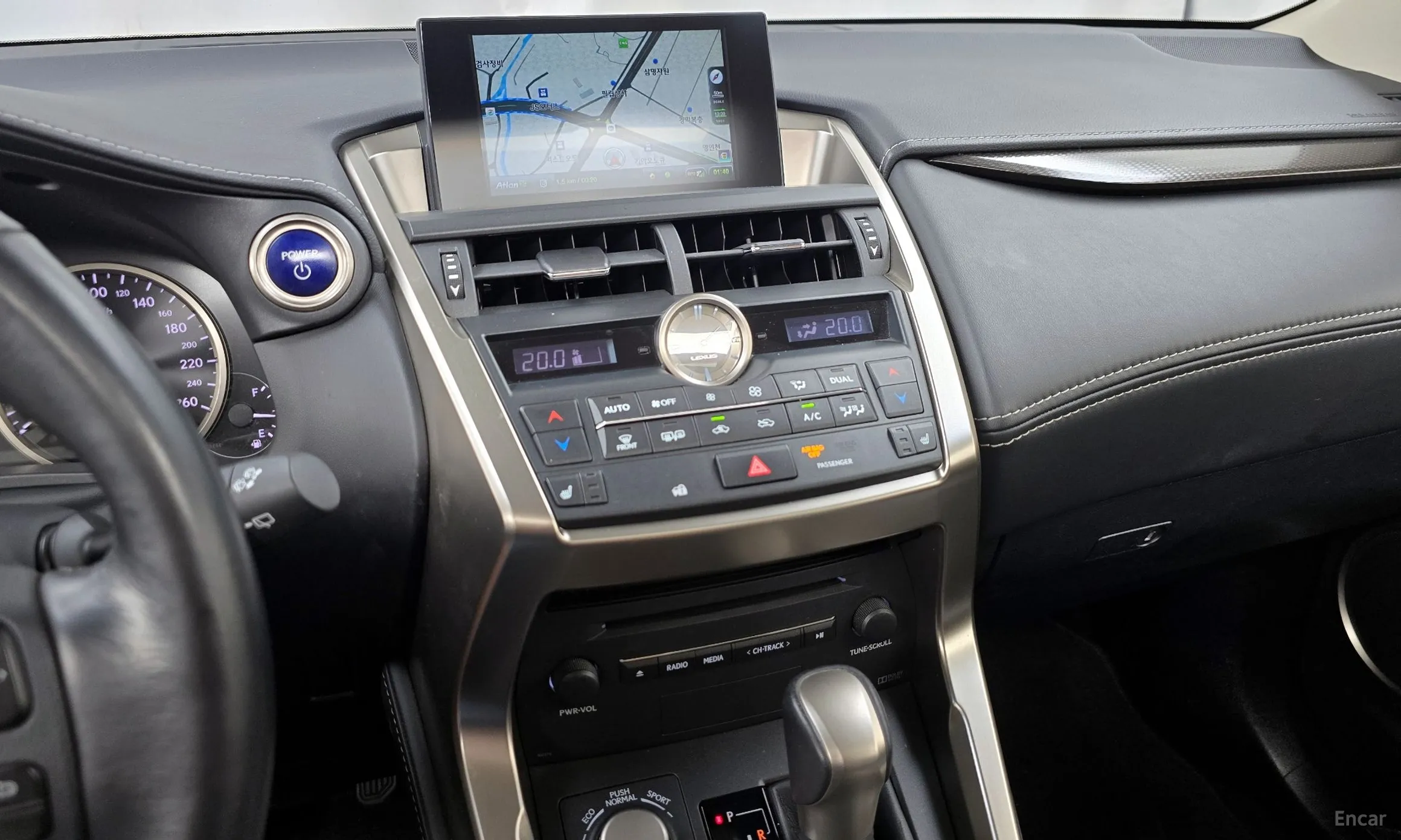 Lexus NX300h превью 14