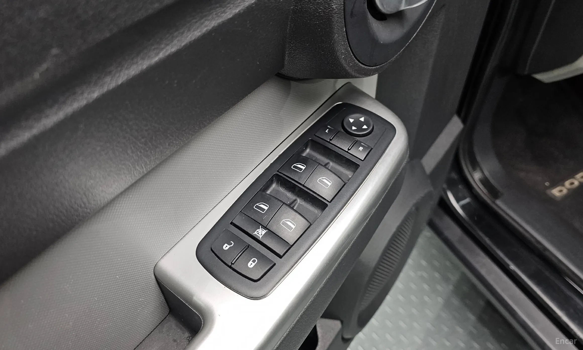 Dodge Nitro превью 12