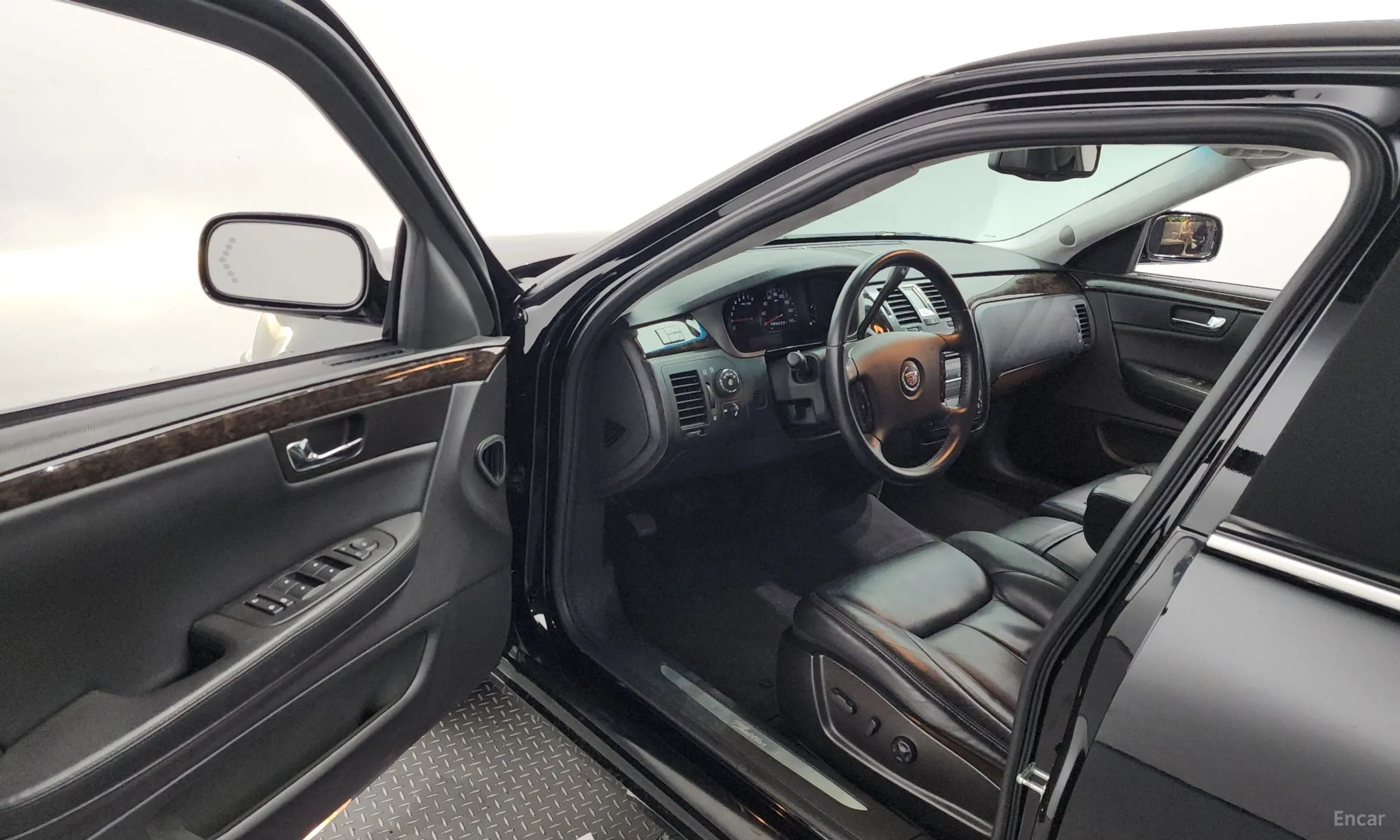 Cadillac DTS превью 10
