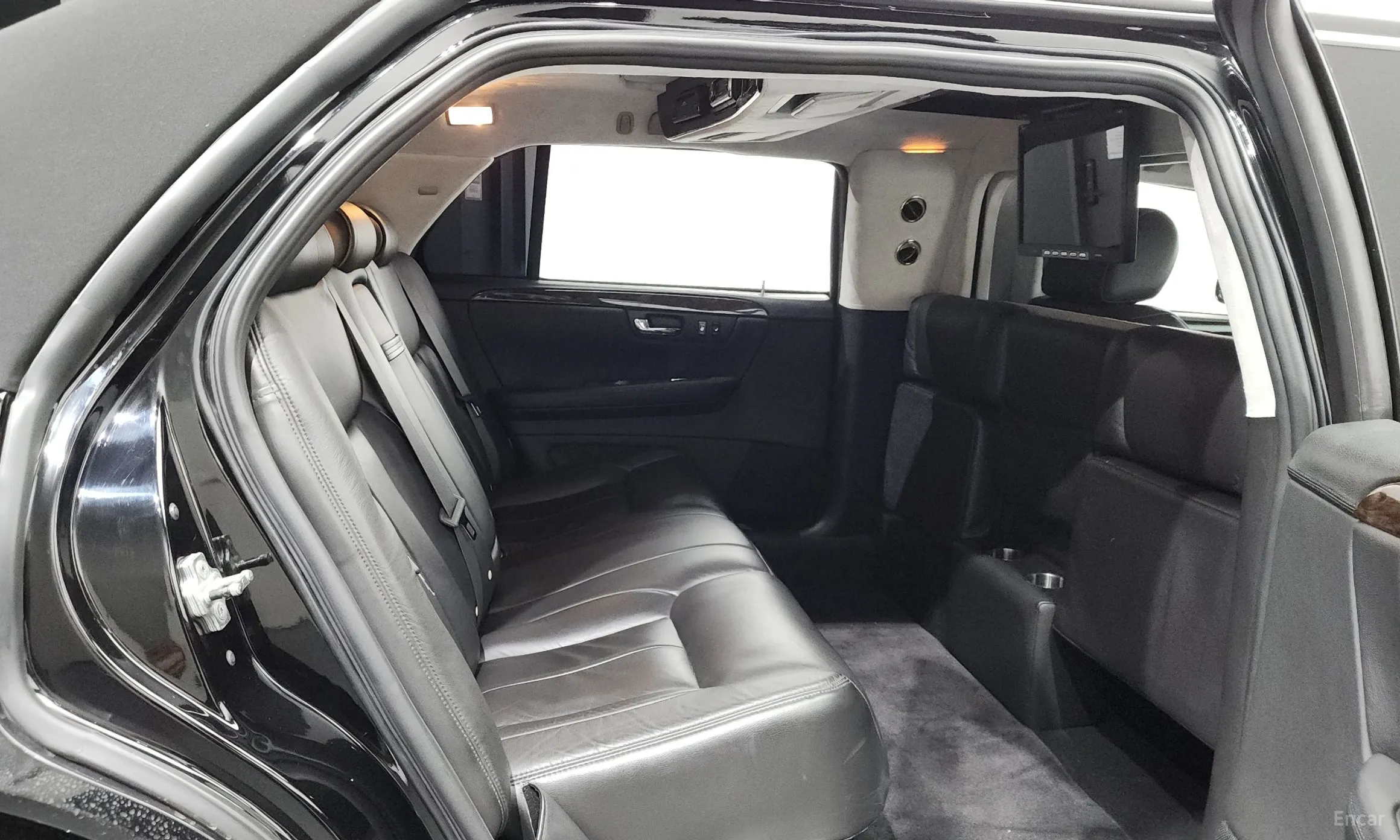 Cadillac DTS превью 12