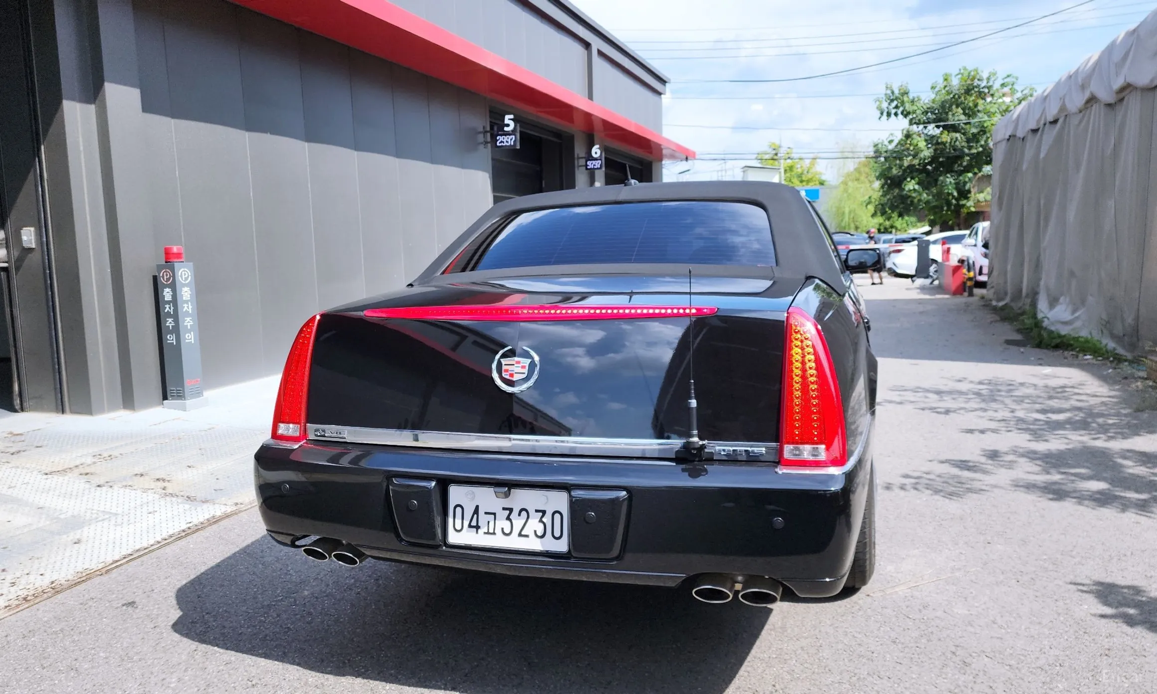 Cadillac DTS превью 4