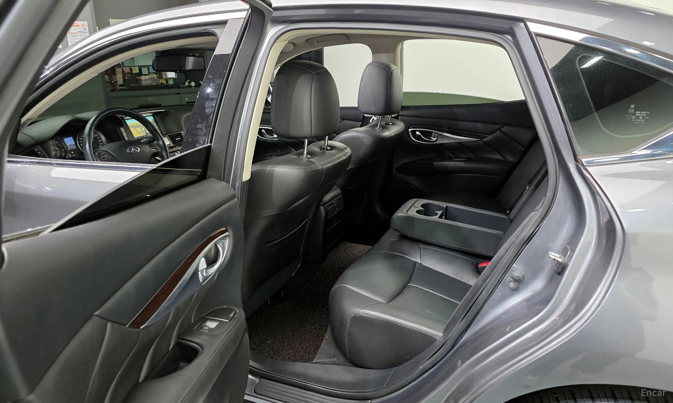 Infiniti Q70 превью 11