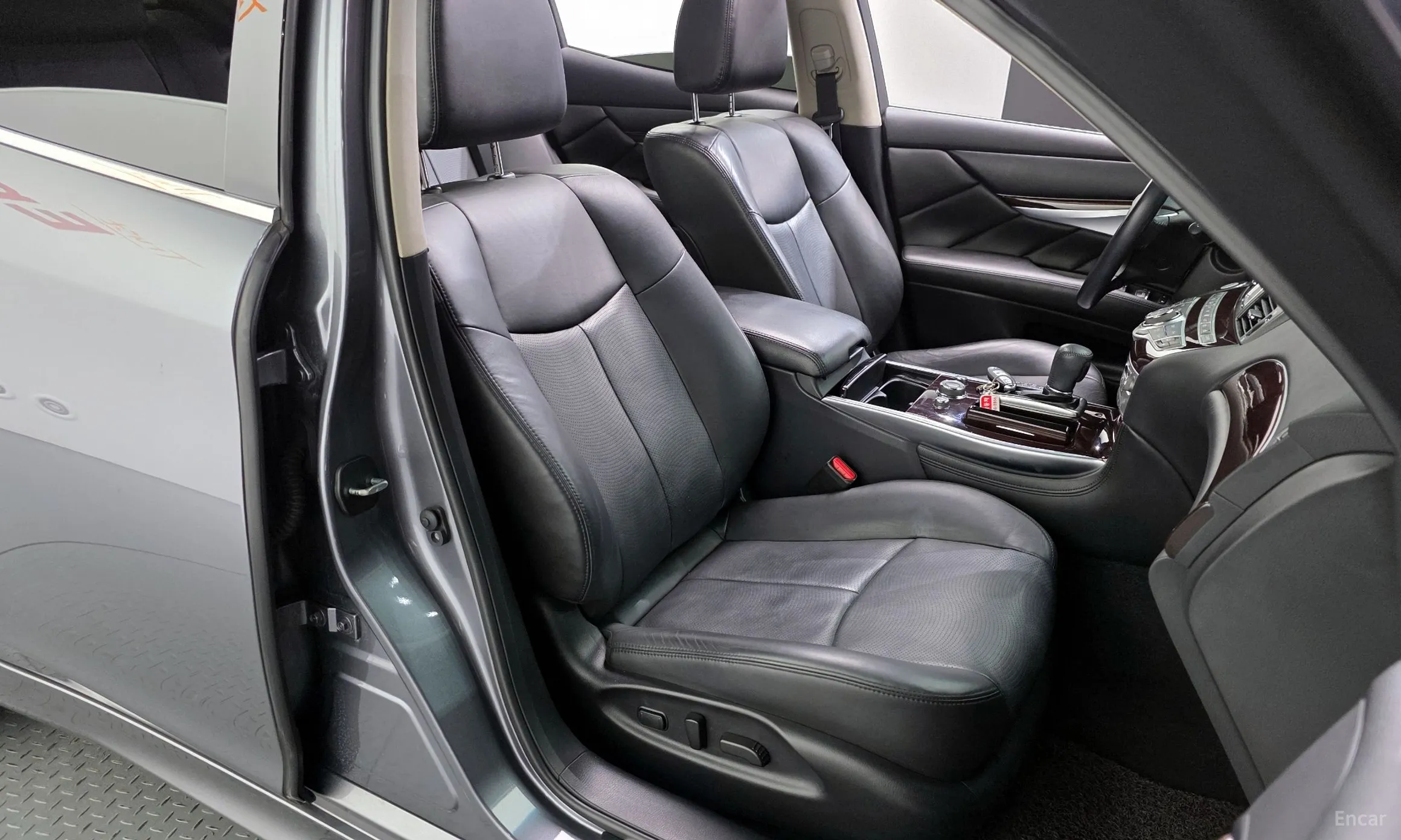Infiniti Q70 превью 12