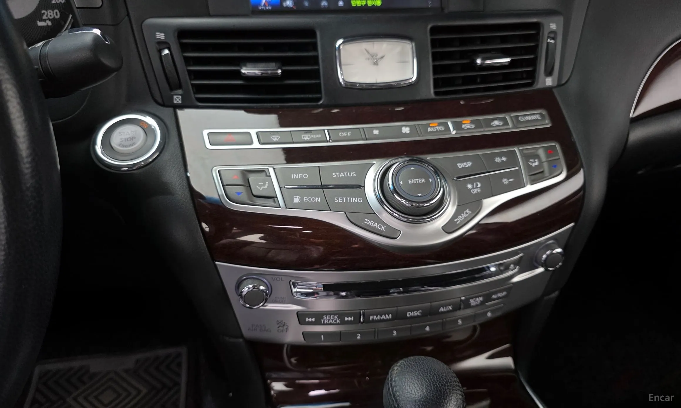 Infiniti Q70 превью 17