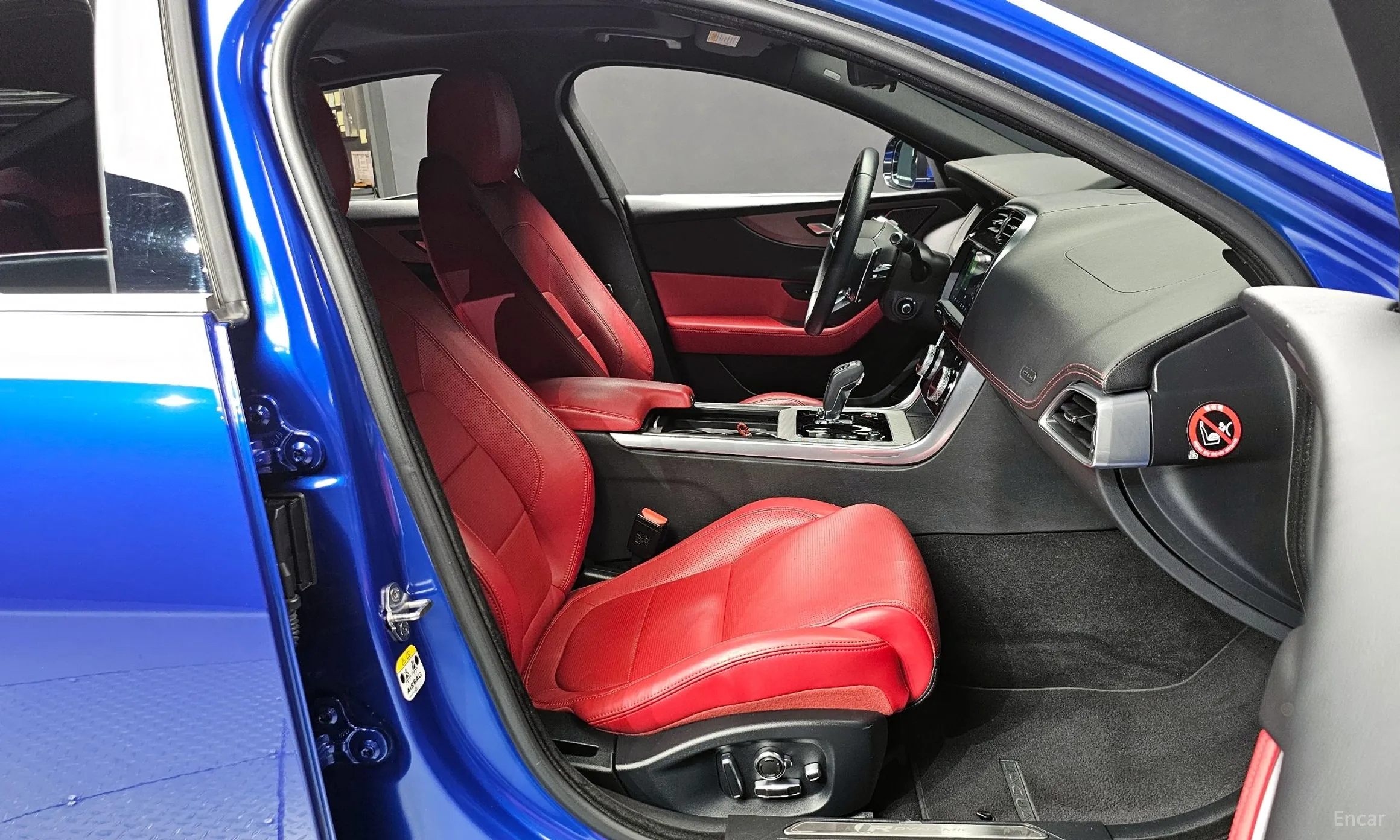 Jaguar XE превью 10