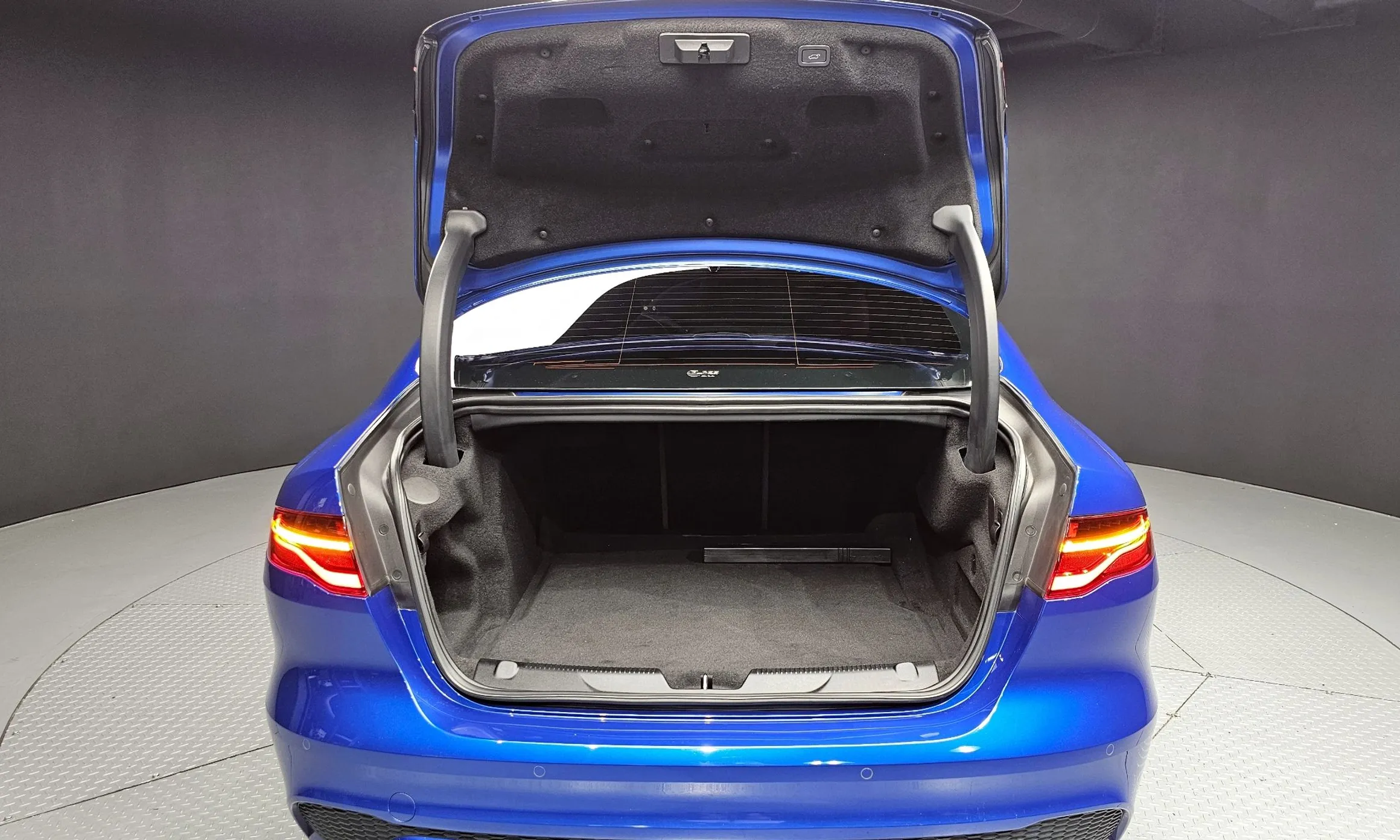 Jaguar XE превью 20