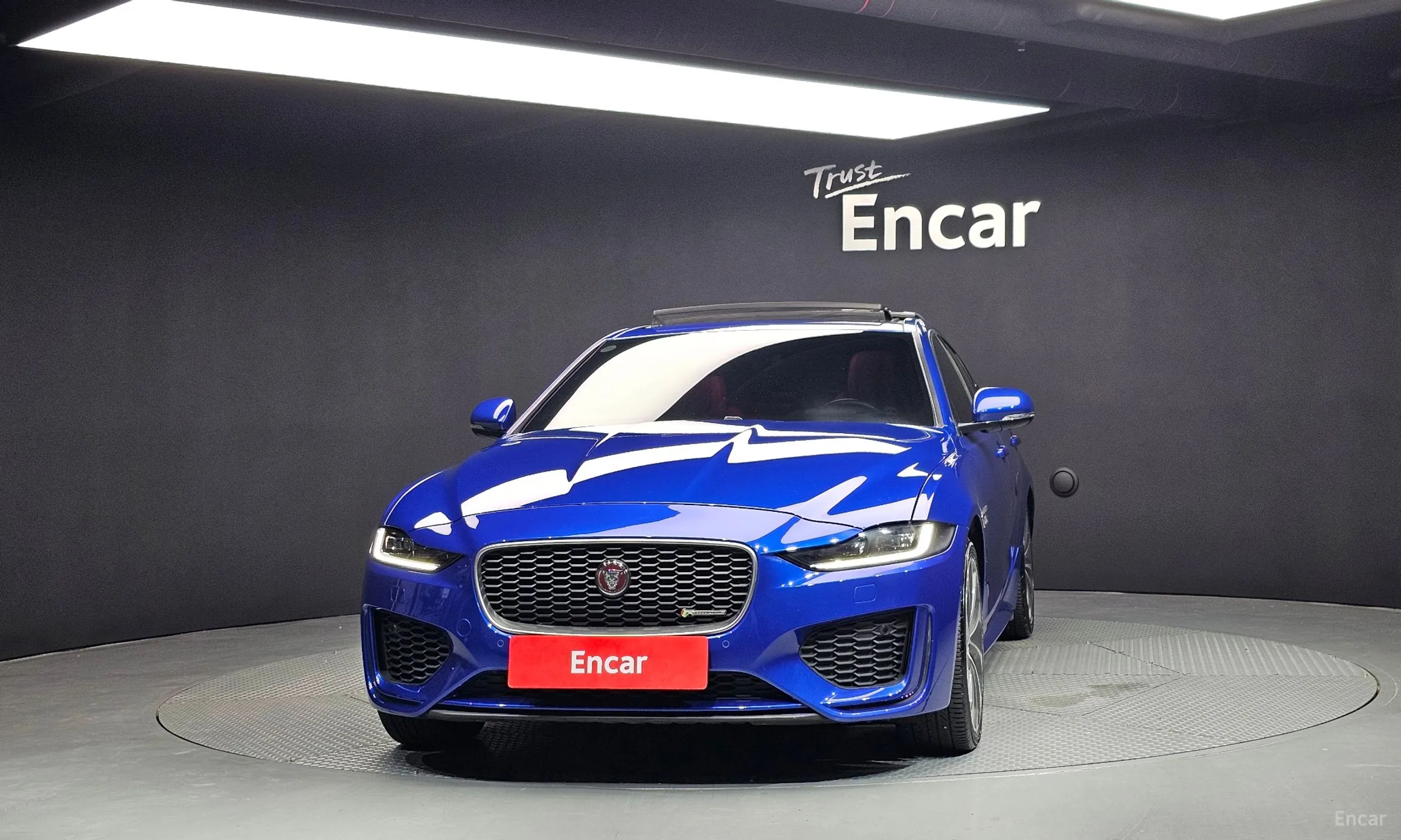 Jaguar XE превью 3