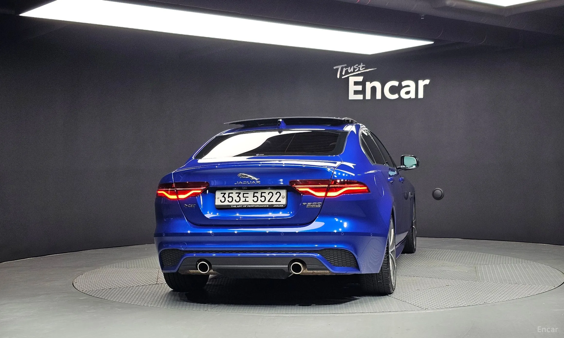 Jaguar XE превью 4