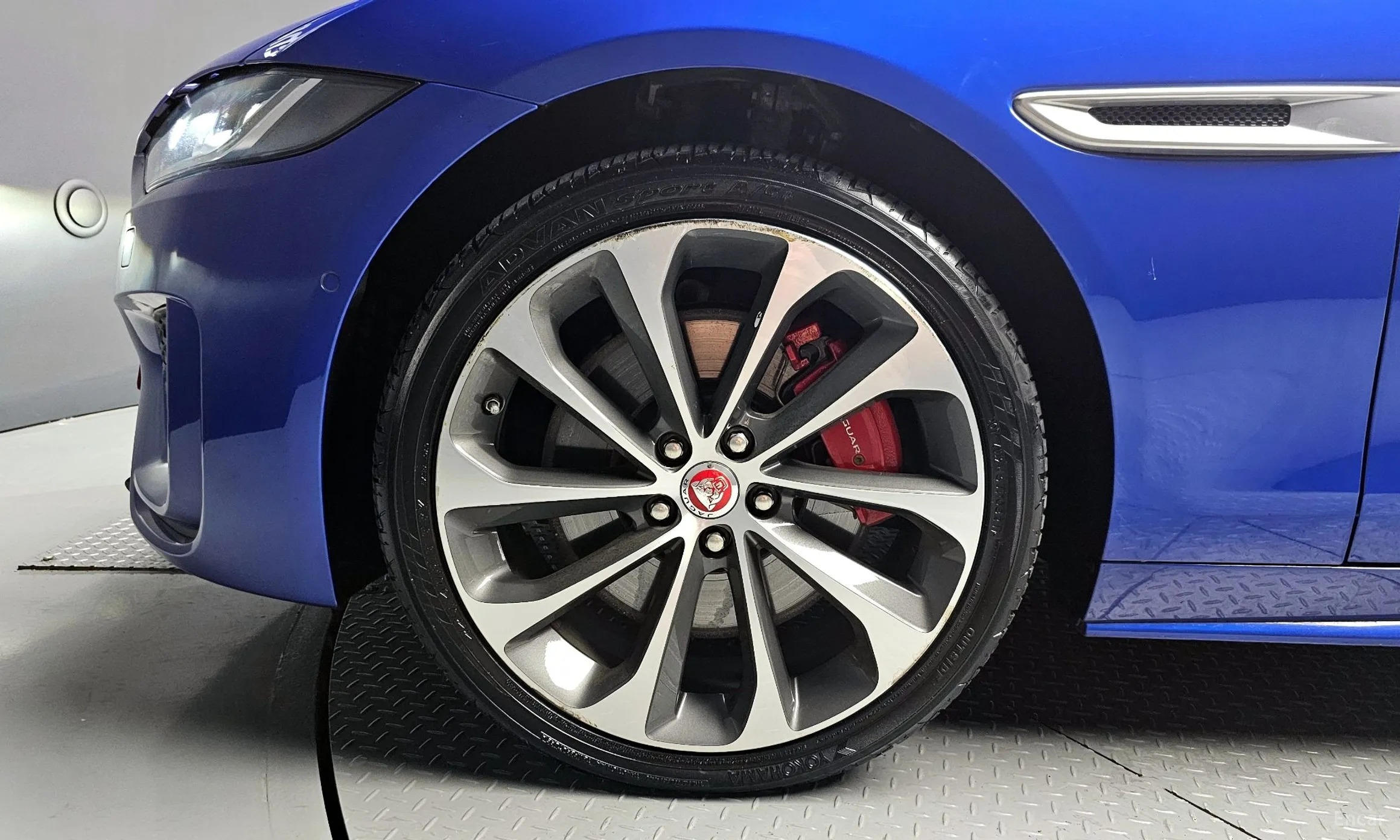 Jaguar XE превью 5