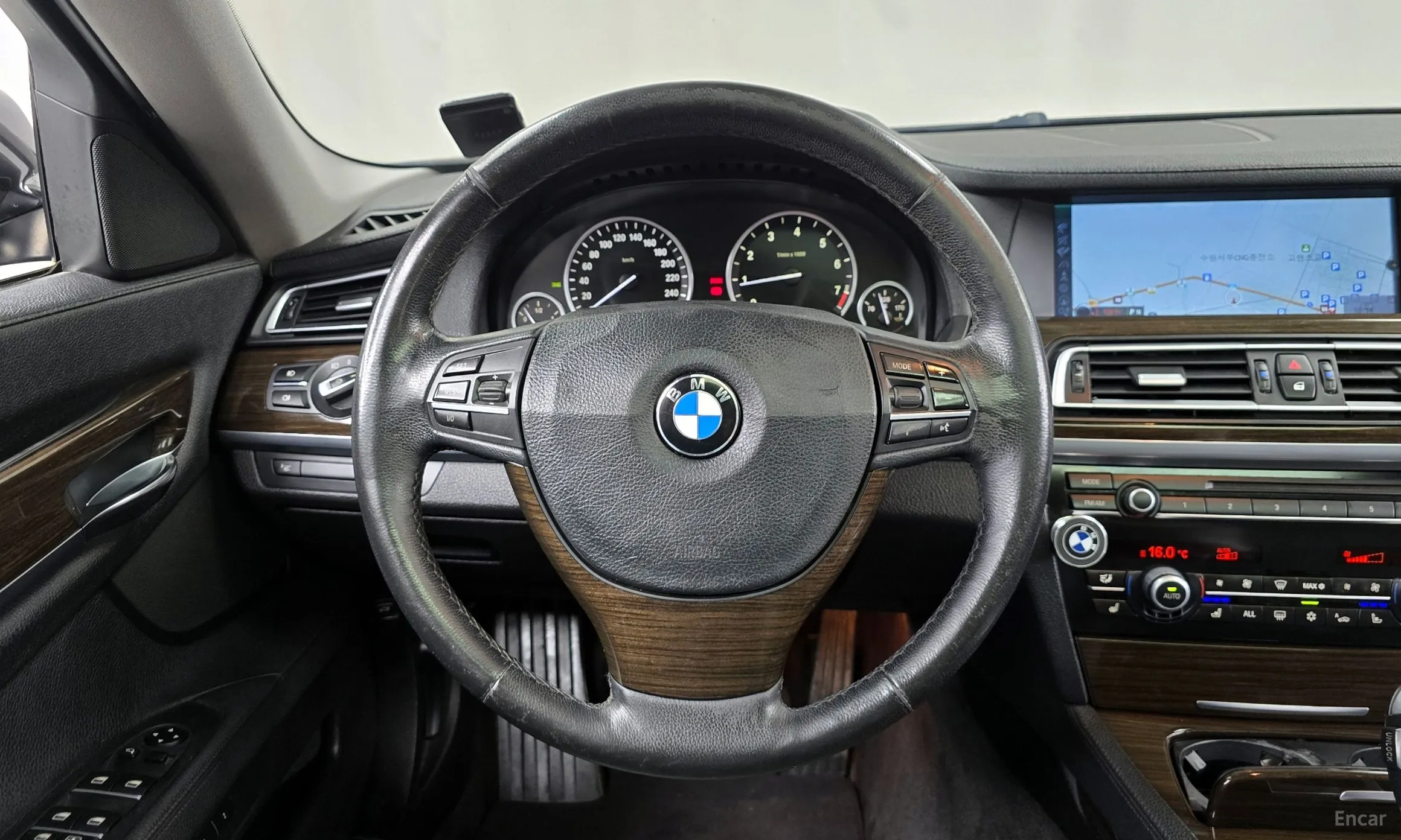 BMW 7 Series (F01) превью 13