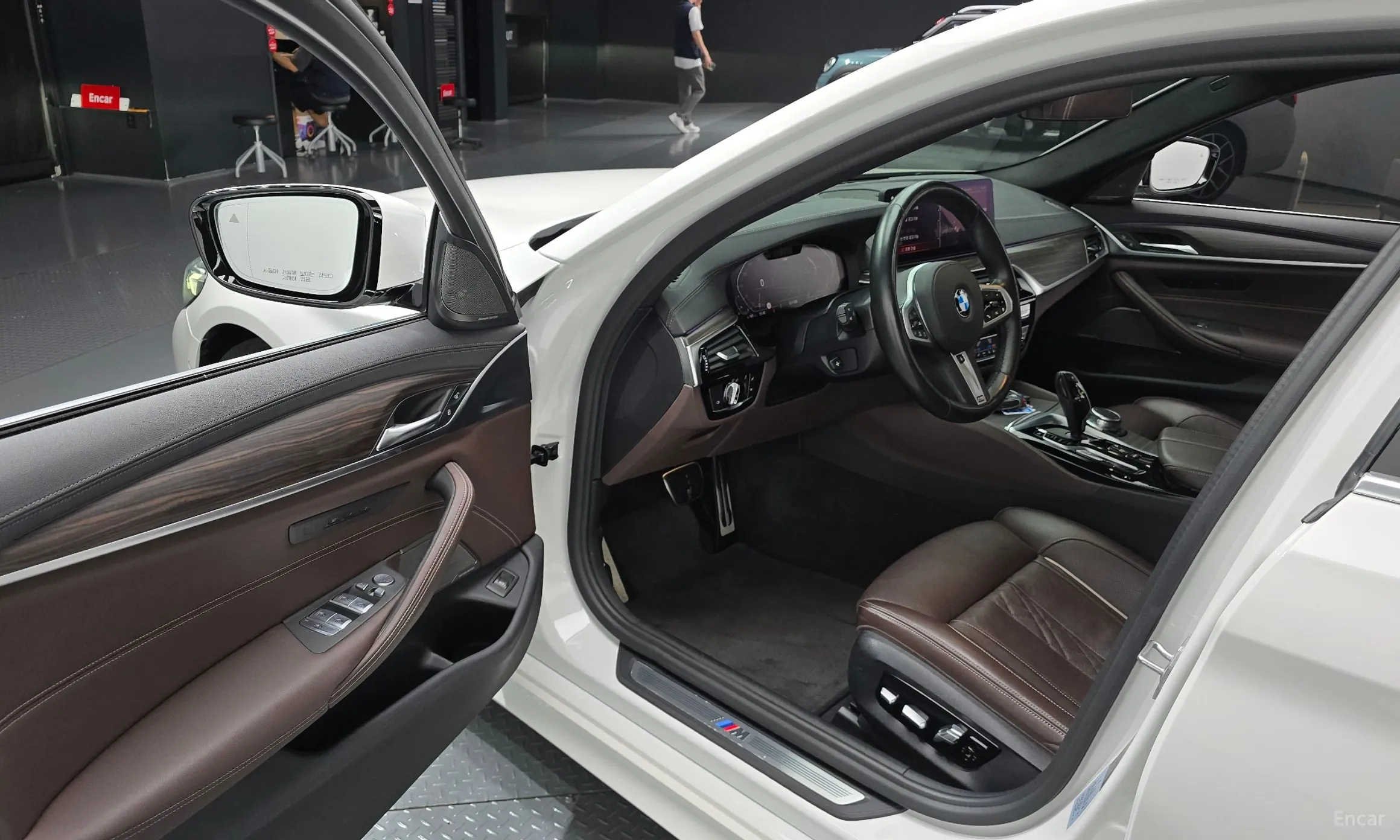 BMW 5 Series (G30) превью 10
