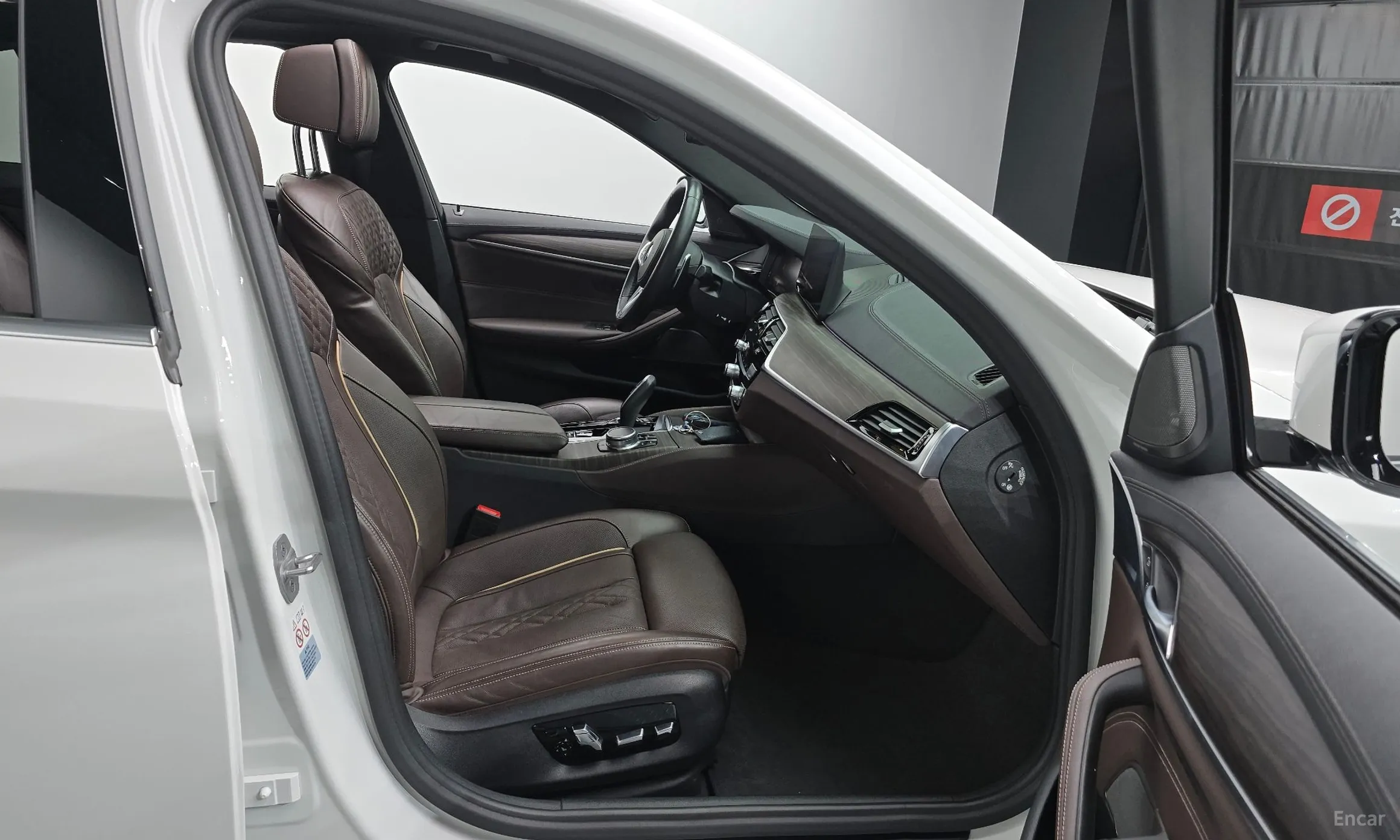 BMW 5 Series (G30) превью 11