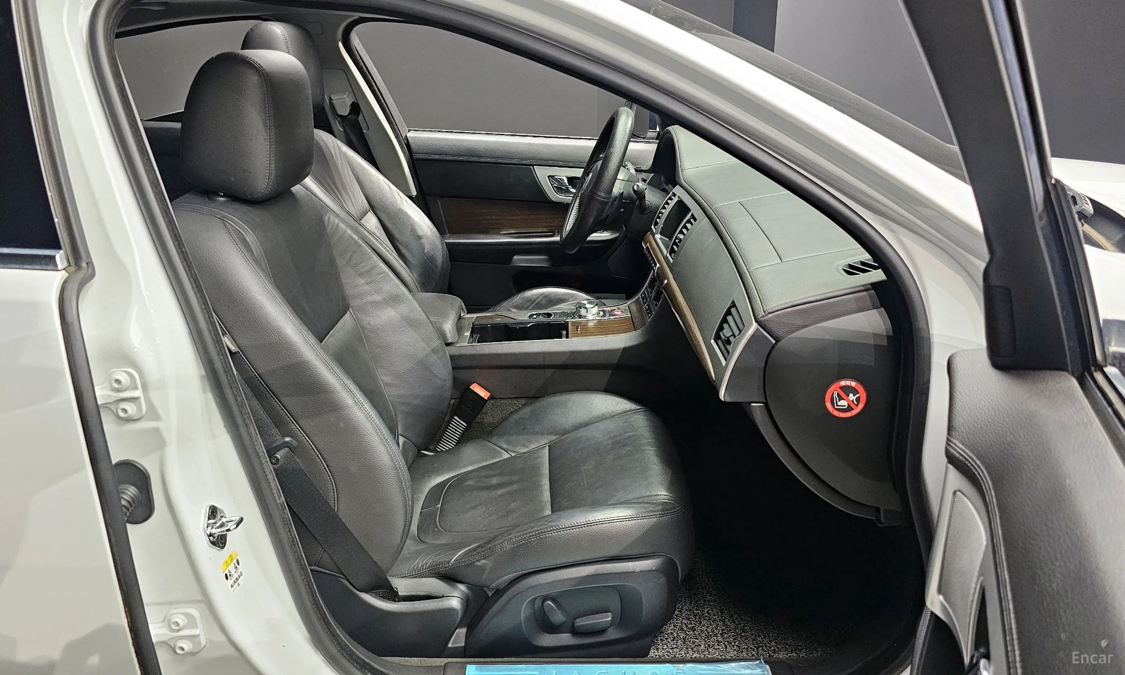 Jaguar New XF превью 11