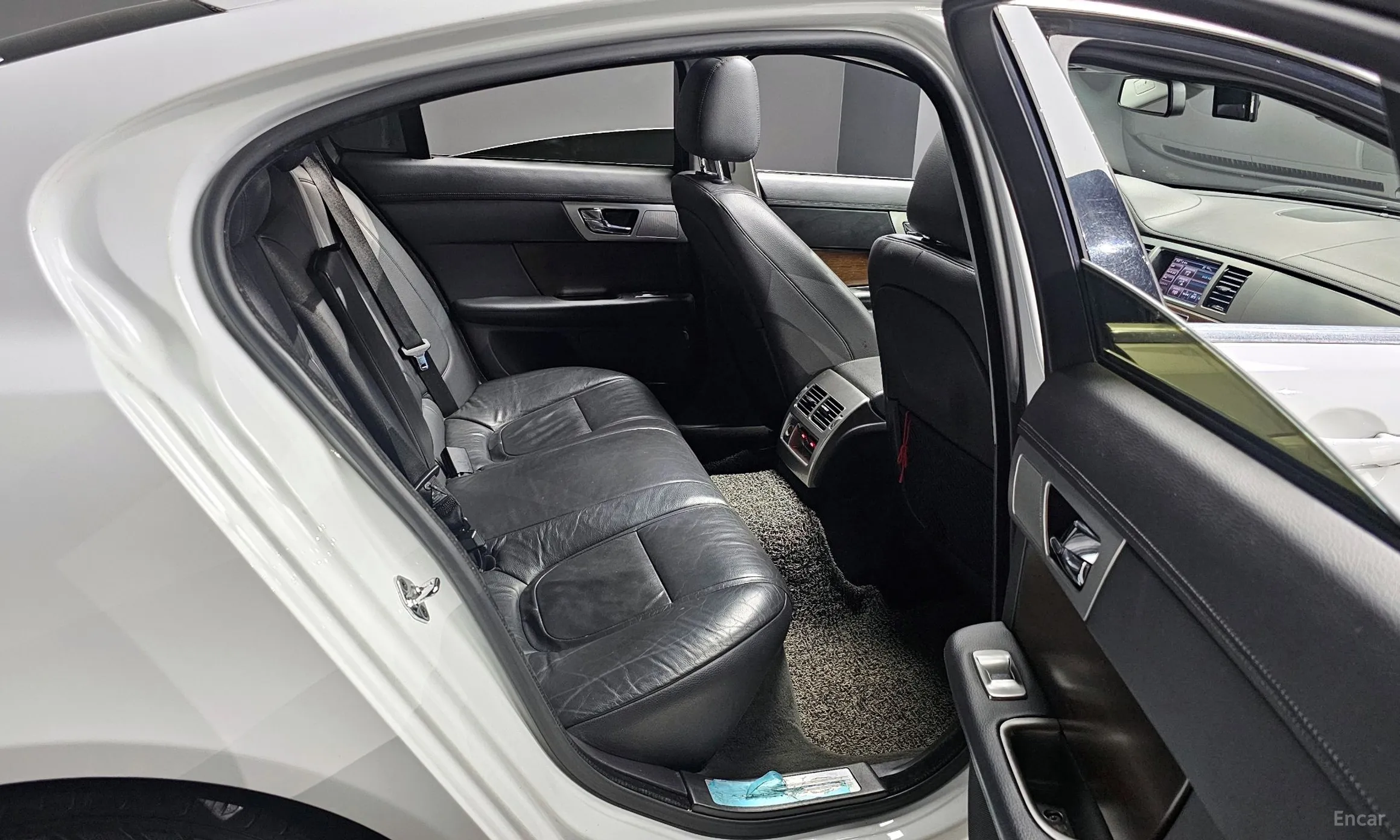 Jaguar New XF превью 12