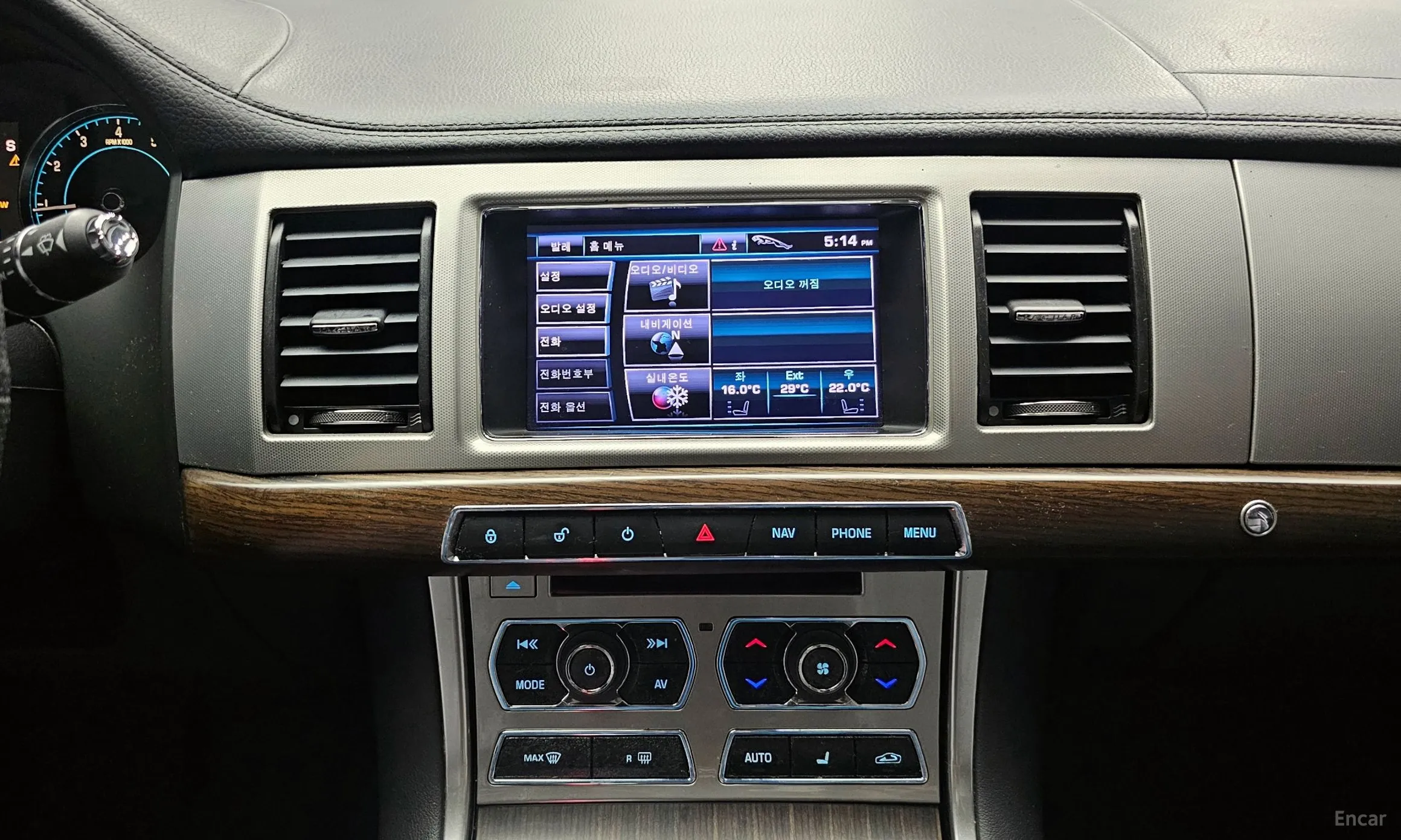 Jaguar New XF превью 14