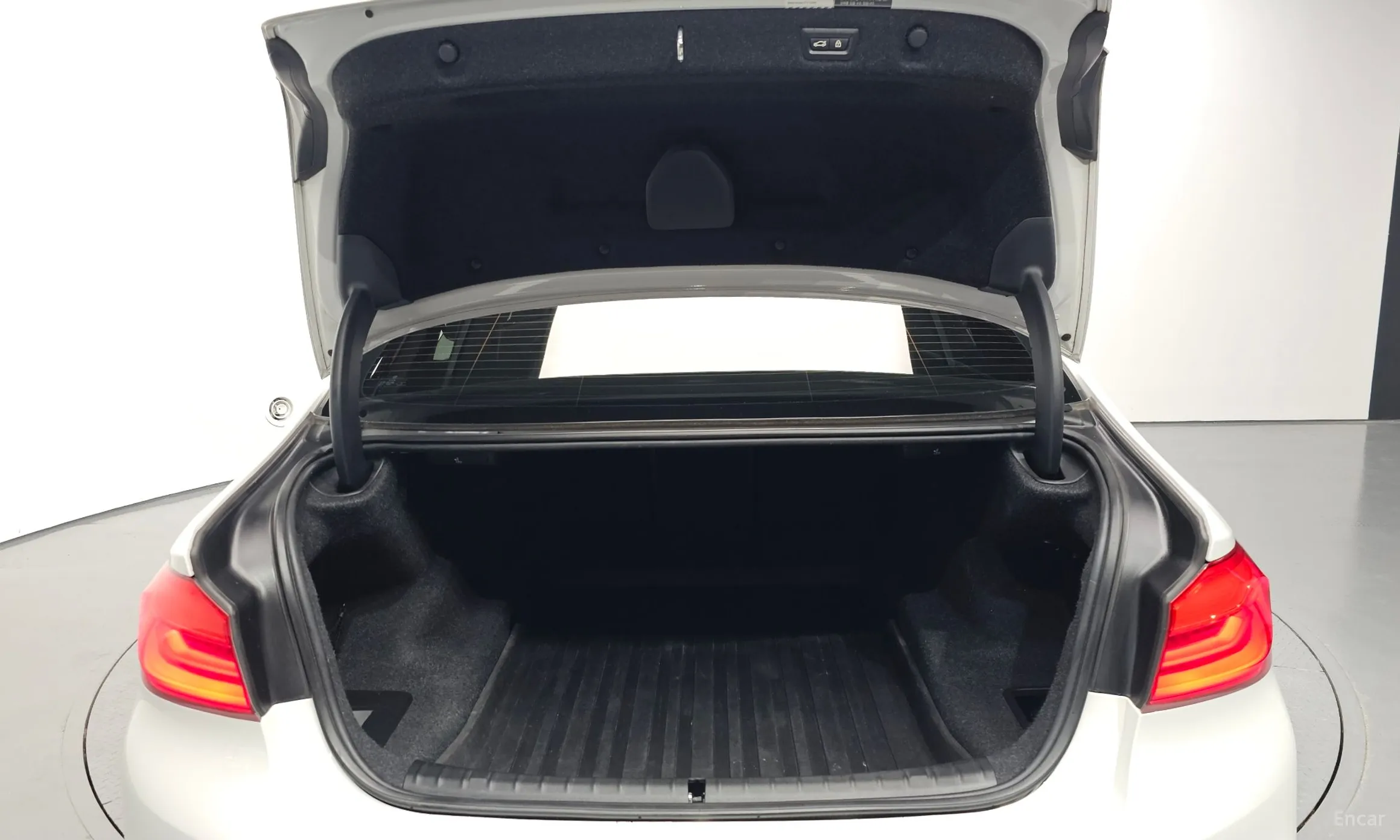 BMW 5 Series (G30) превью 20
