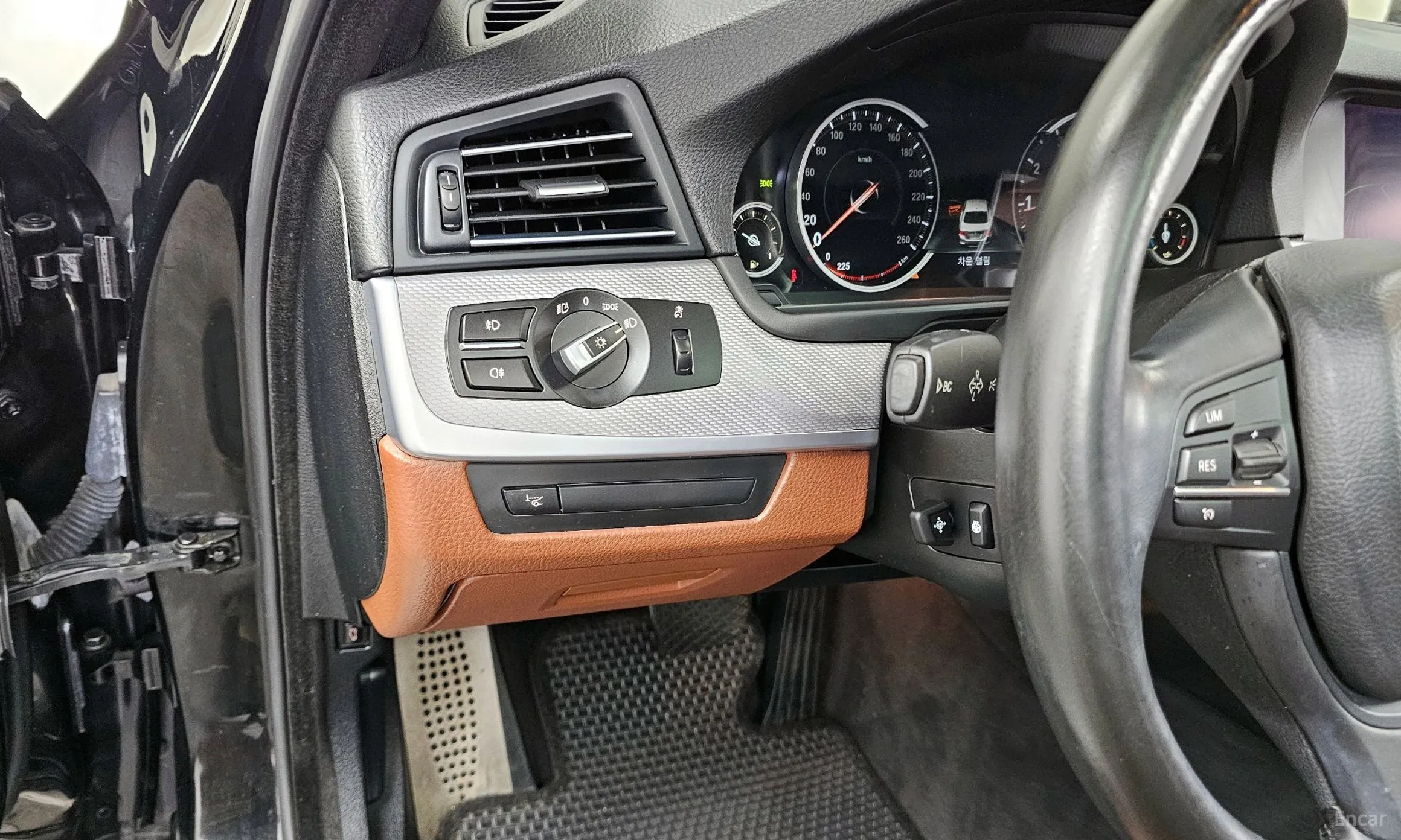BMW 5 Series (F10) превью 16