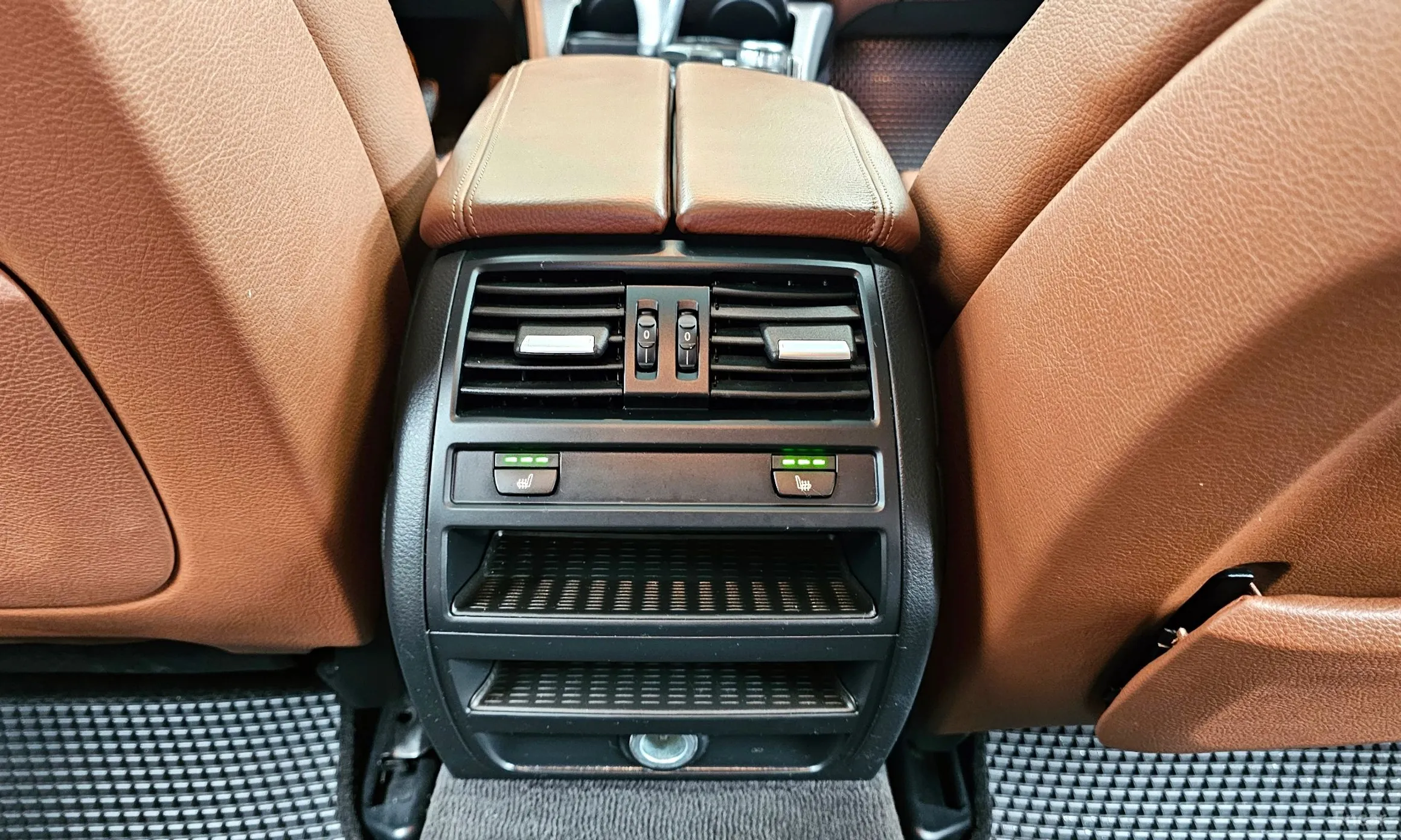BMW 5 Series (F10) превью 18